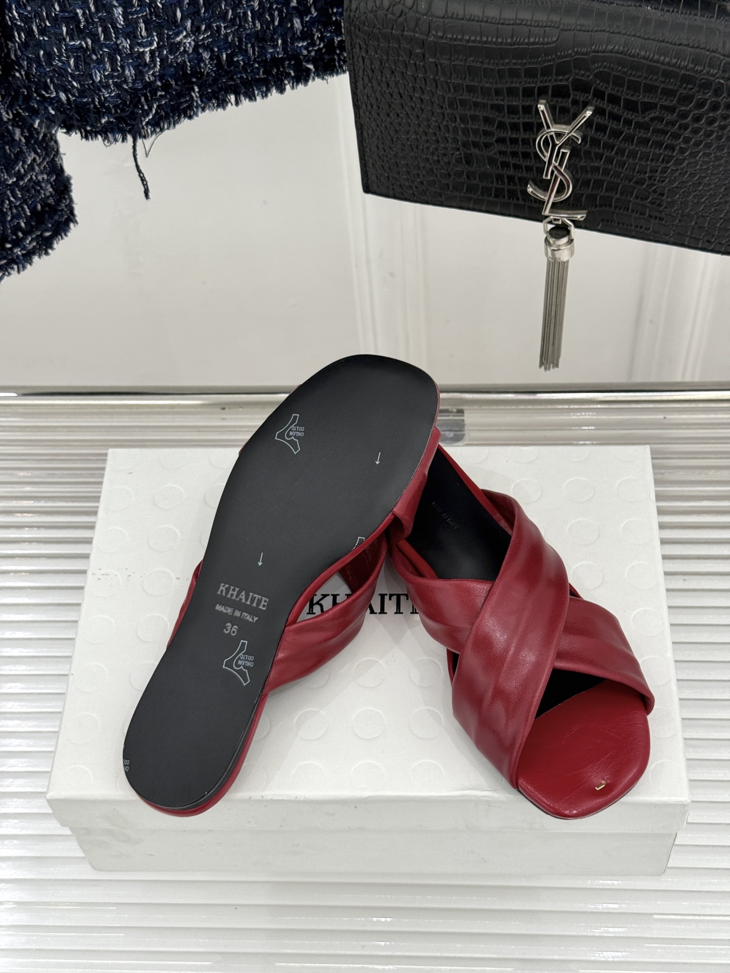 Khaite 26WF新品极简交叉带平底粗跟拖鞋以“情绪极简”重塑慵懒格调。利落交叉带简约利落 无多余装