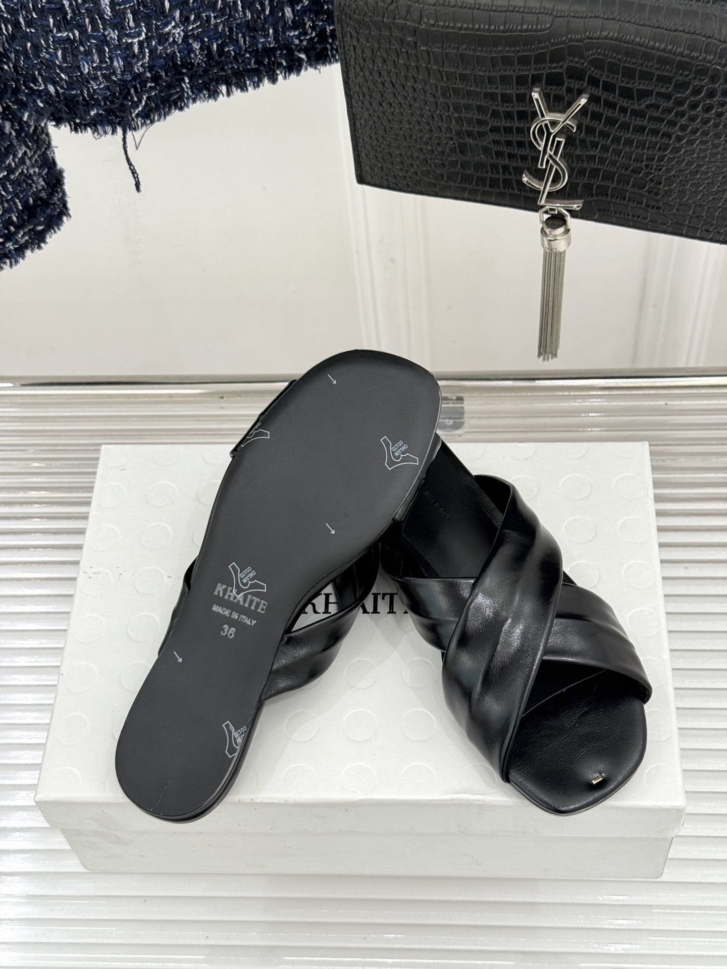 Khaite 26WF新品极简交叉带平底粗跟拖鞋以“情绪极简”重塑慵懒格调。利落交叉带简约利落 无多余装