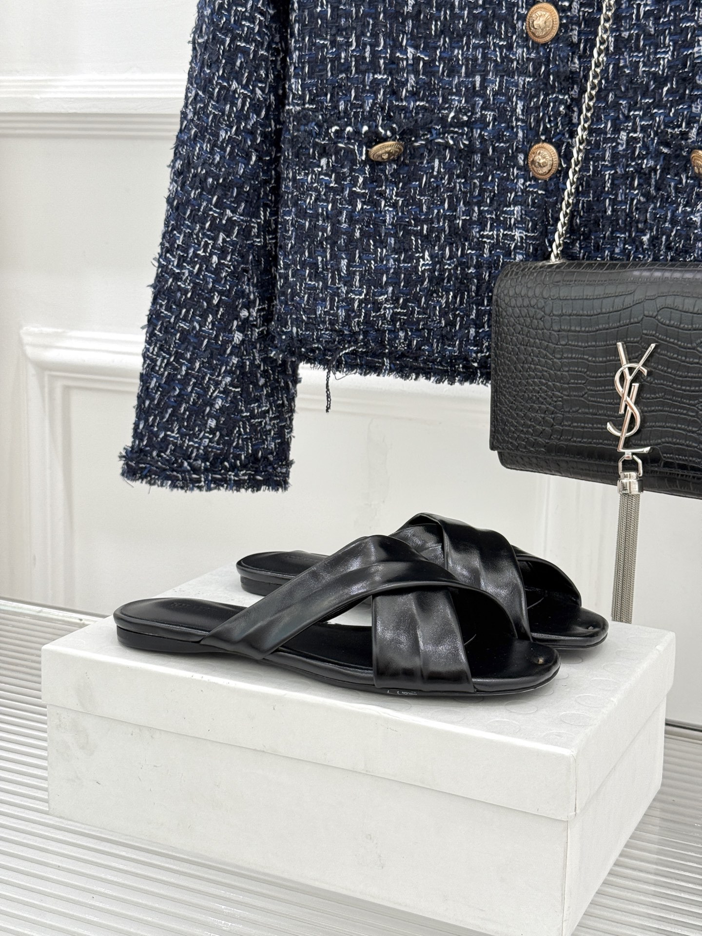 Khaite 26WF新品极简交叉带平底粗跟拖鞋以“情绪极简”重塑慵懒格调。利落交叉带简约利落 无多余装