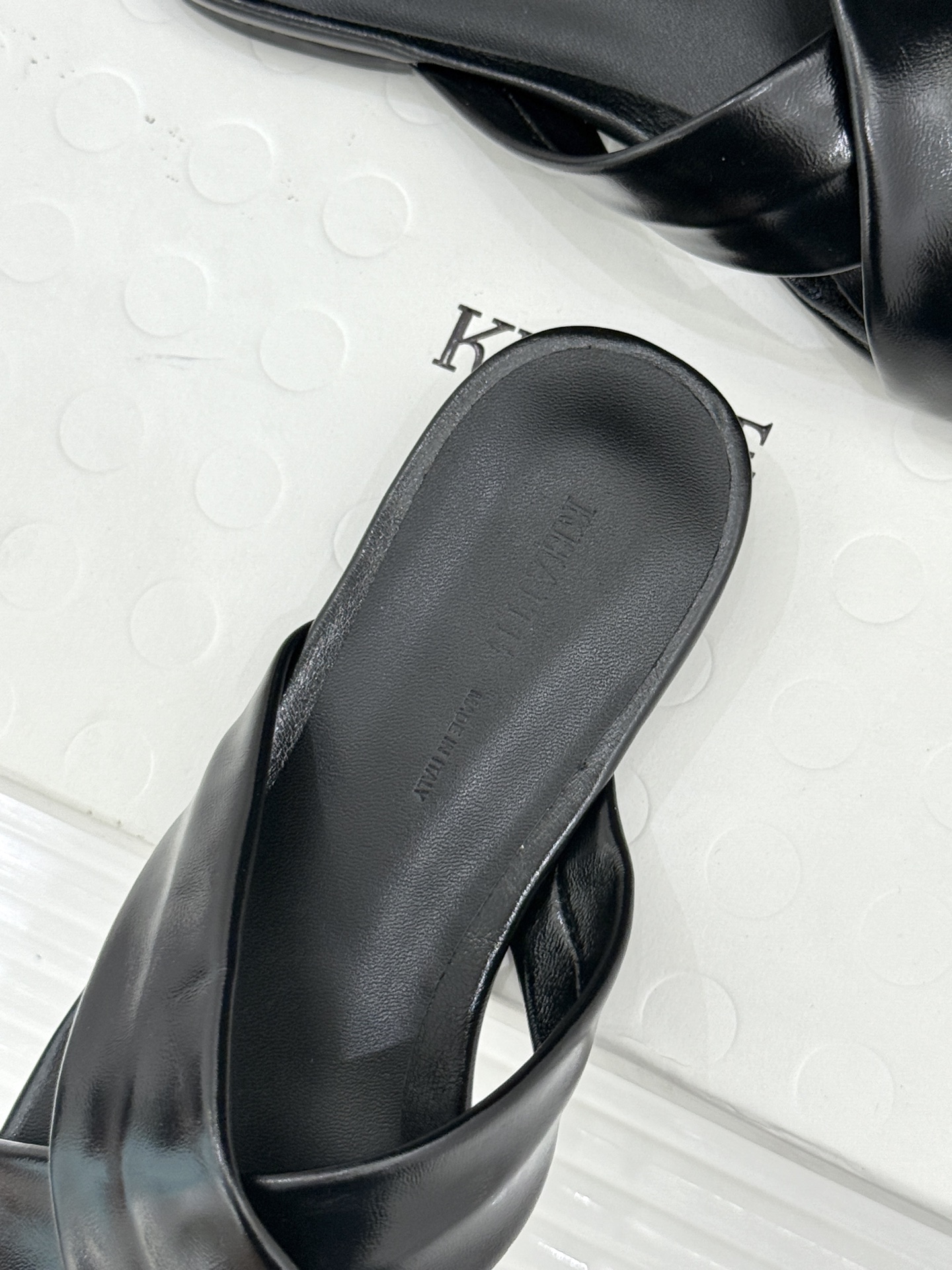 Khaite 26WF新品极简交叉带平底粗跟拖鞋以“情绪极简”重塑慵懒格调。利落交叉带简约利落 无多余装