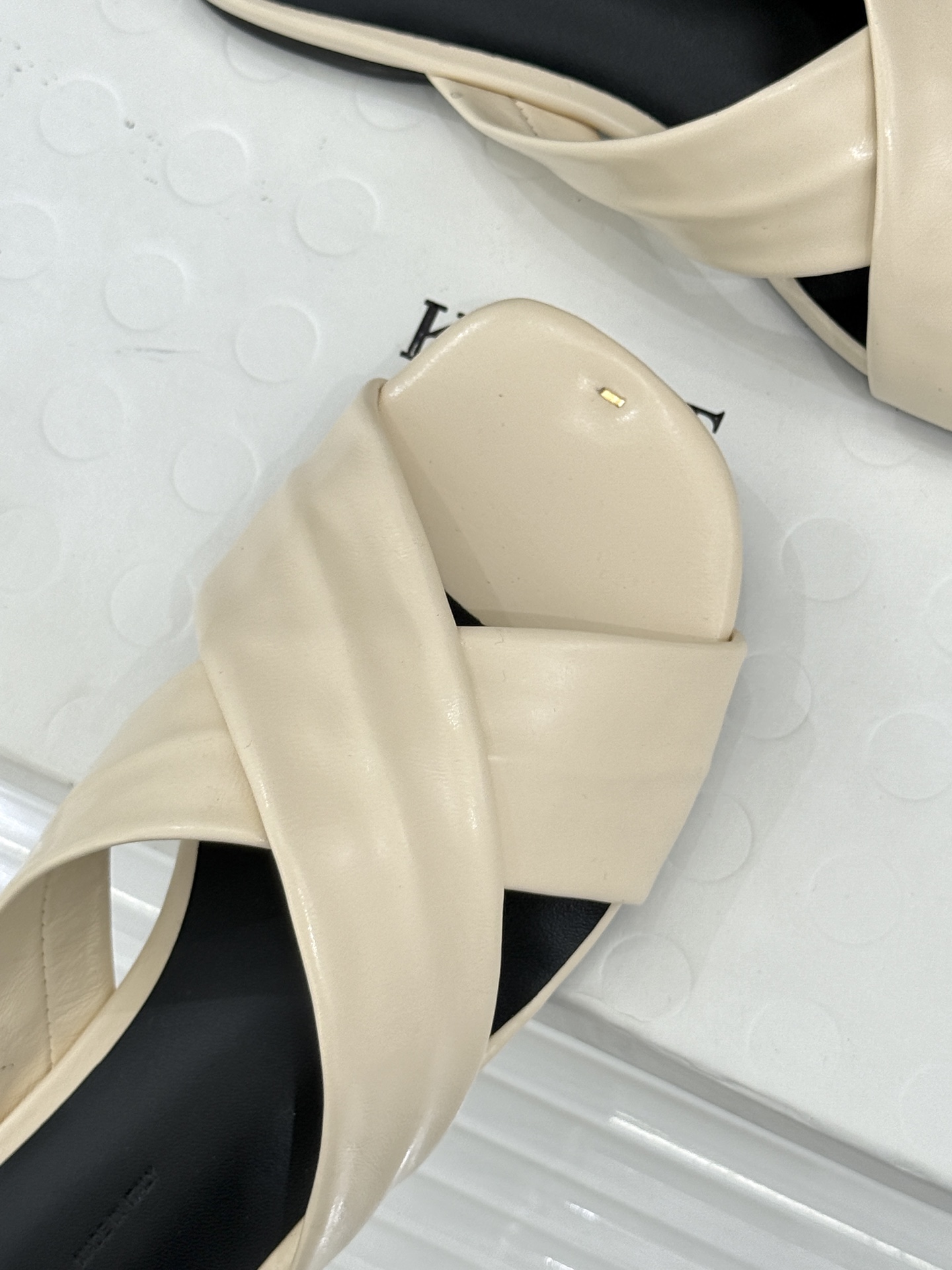 Khaite 26WF新品极简交叉带平底粗跟拖鞋以“情绪极简”重塑慵懒格调。利落交叉带简约利落 无多余装