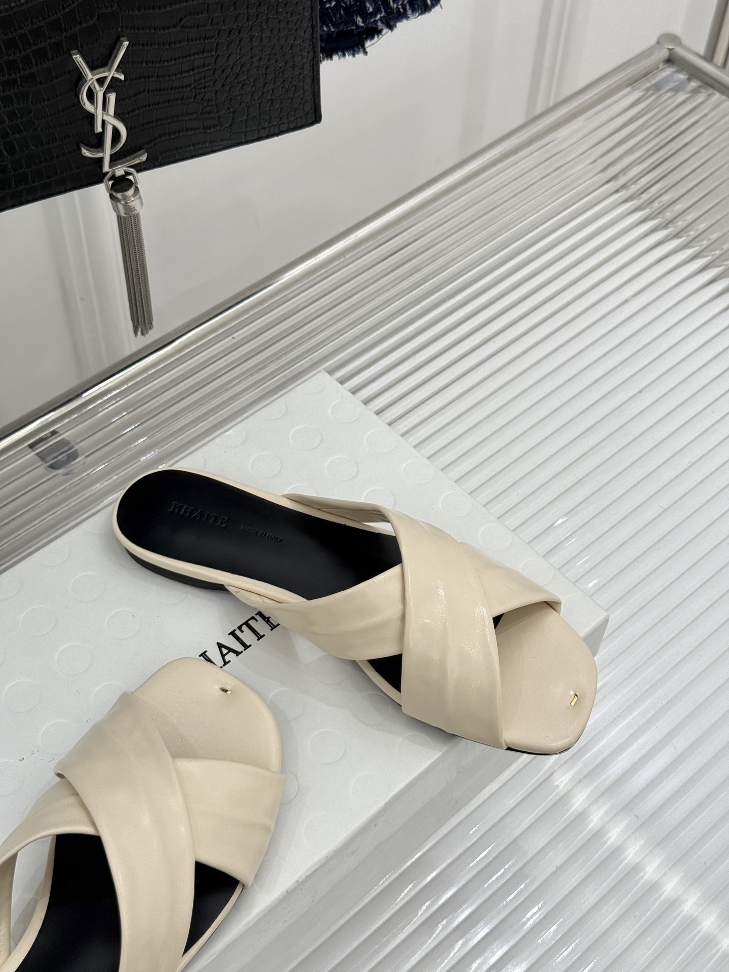 Khaite 26WF新品极简交叉带平底粗跟拖鞋以“情绪极简”重塑慵懒格调。利落交叉带简约利落 无多余装