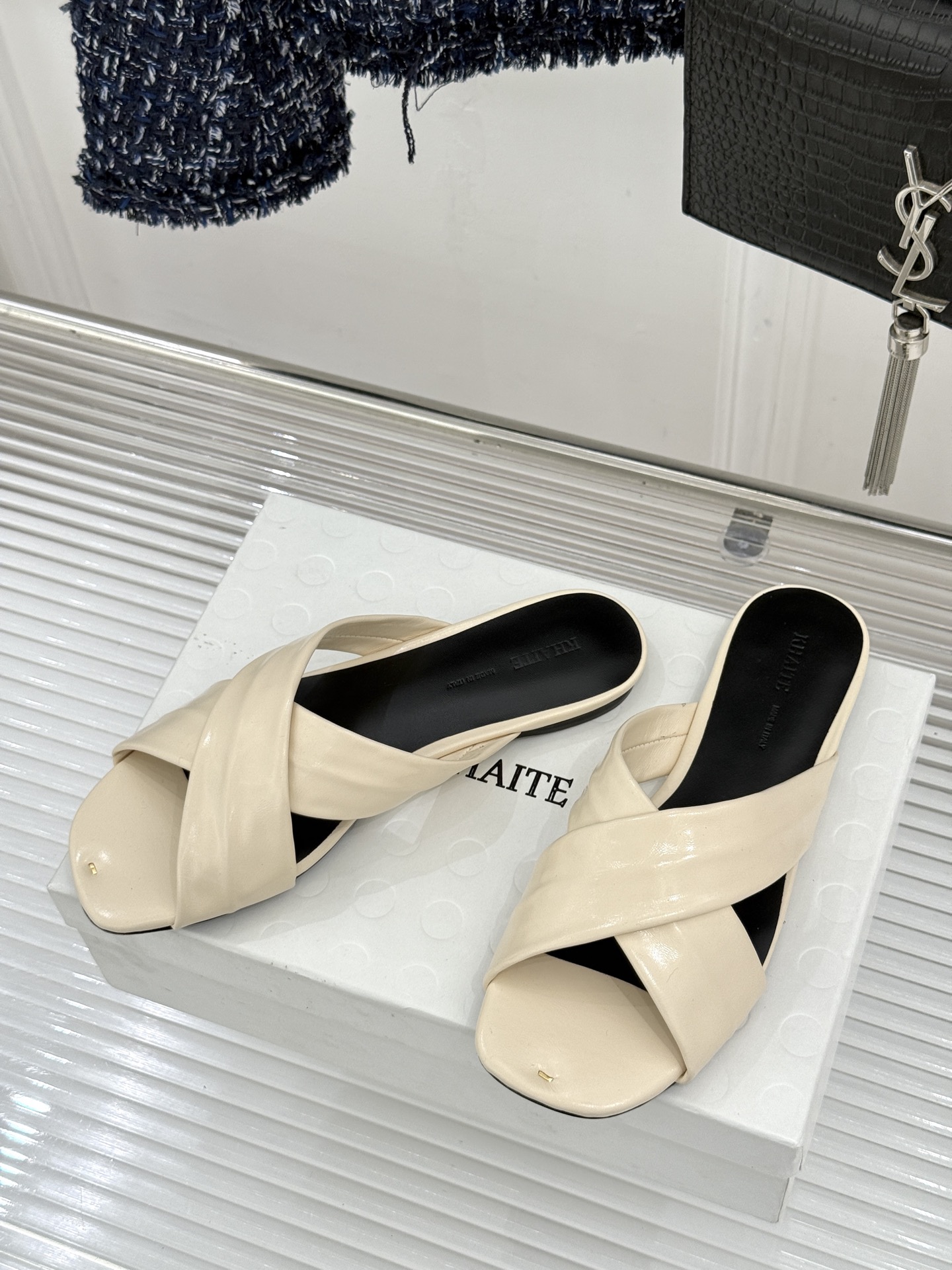 Khaite 26WF新品极简交叉带平底粗跟拖鞋以“情绪极简”重塑慵懒格调。利落交叉带简约利落 无多余装