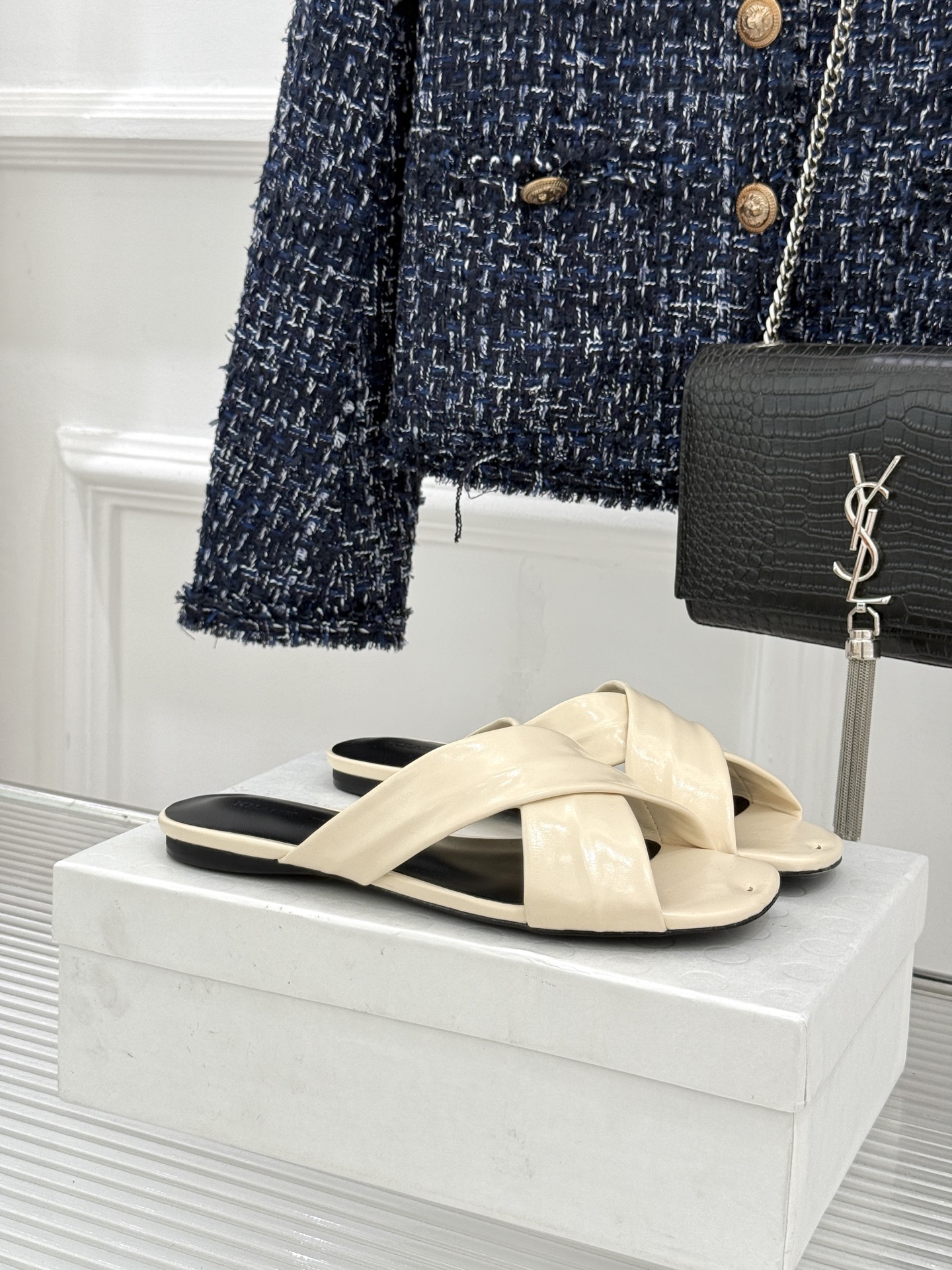 Khaite 26WF新品极简交叉带平底粗跟拖鞋以“情绪极简”重塑慵懒格调。利落交叉带简约利落 无多余装