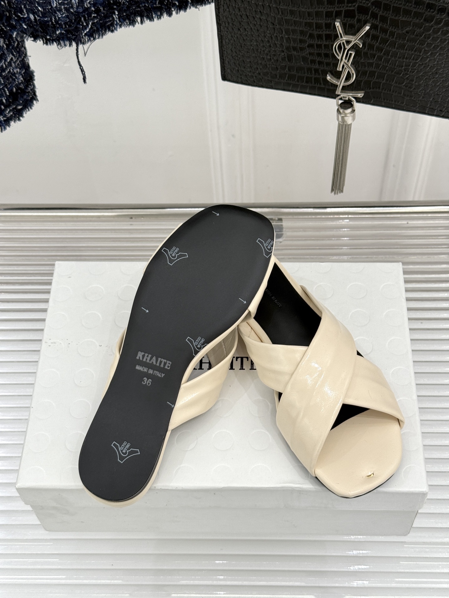 Khaite 26WF新品极简交叉带平底粗跟拖鞋以“情绪极简”重塑慵懒格调。利落交叉带简约利落 无多余装