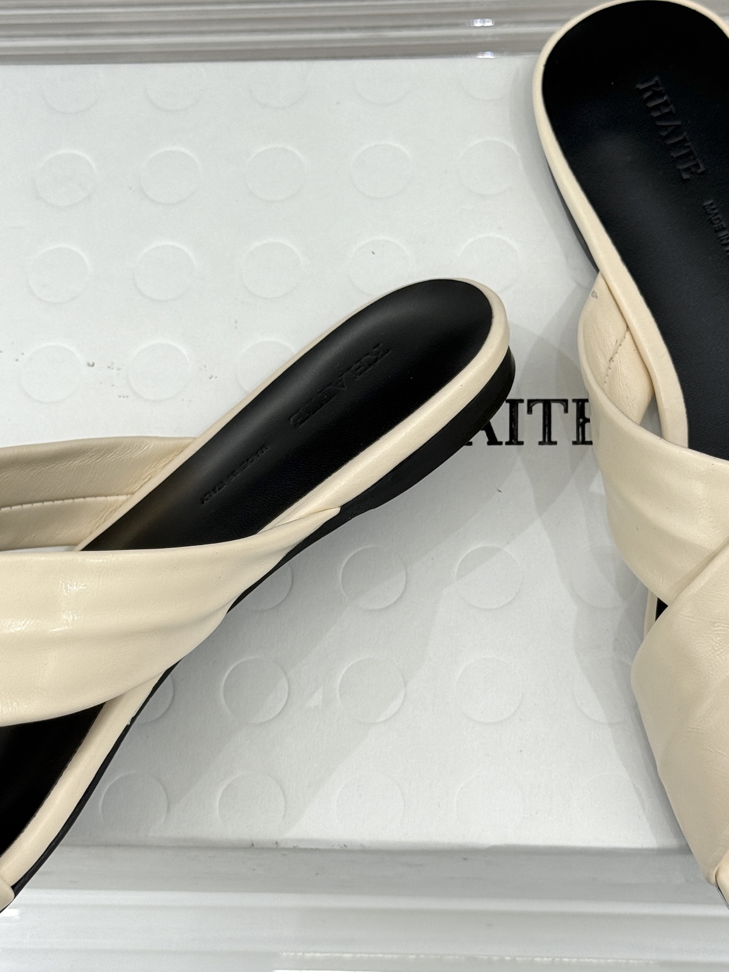 Khaite 26WF新品极简交叉带平底粗跟拖鞋以“情绪极简”重塑慵懒格调。利落交叉带简约利落 无多余装