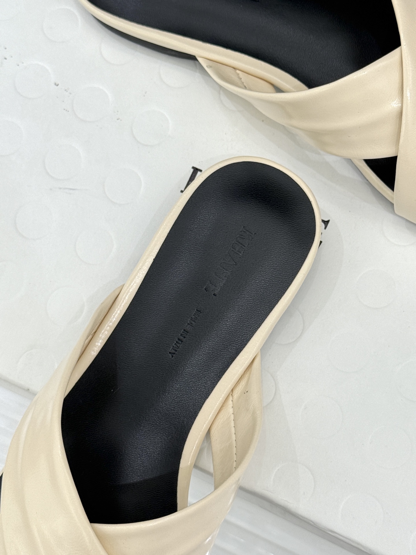 Khaite 26WF新品极简交叉带平底粗跟拖鞋以“情绪极简”重塑慵懒格调。利落交叉带简约利落 无多余装