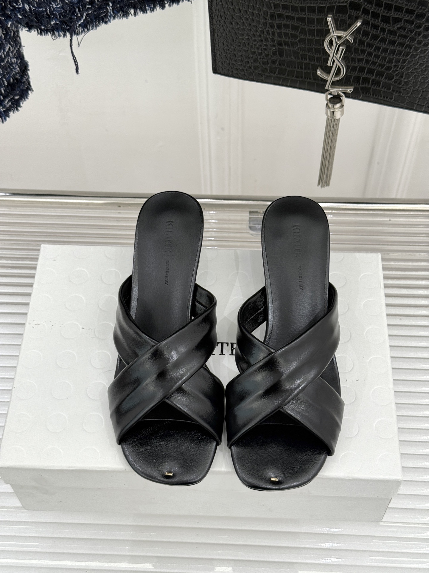 Khaite 26WF新品极简交叉带平底粗跟拖鞋以“情绪极简”重塑慵懒格调。利落交叉带简约利落 无多余装