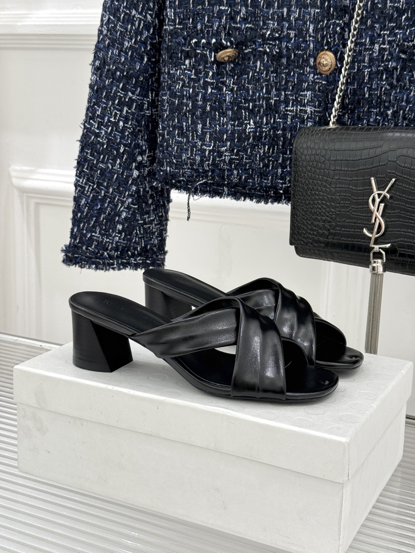 Khaite 26WF新品极简交叉带平底粗跟拖鞋以“情绪极简”重塑慵懒格调。利落交叉带简约利落 无多余装