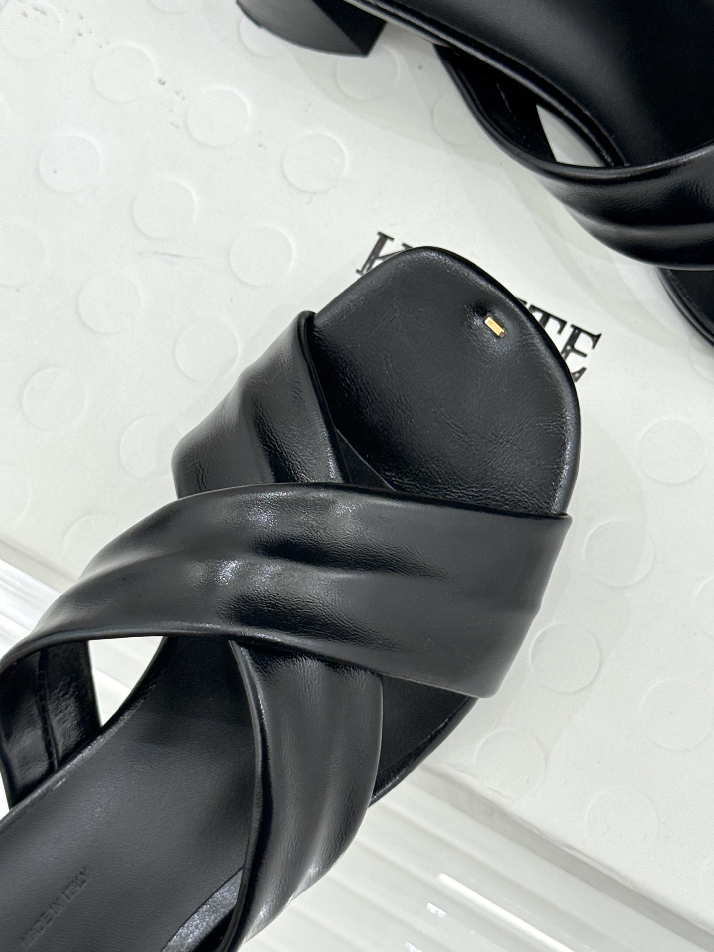 Khaite 26WF新品极简交叉带平底粗跟拖鞋以“情绪极简”重塑慵懒格调。利落交叉带简约利落 无多余装