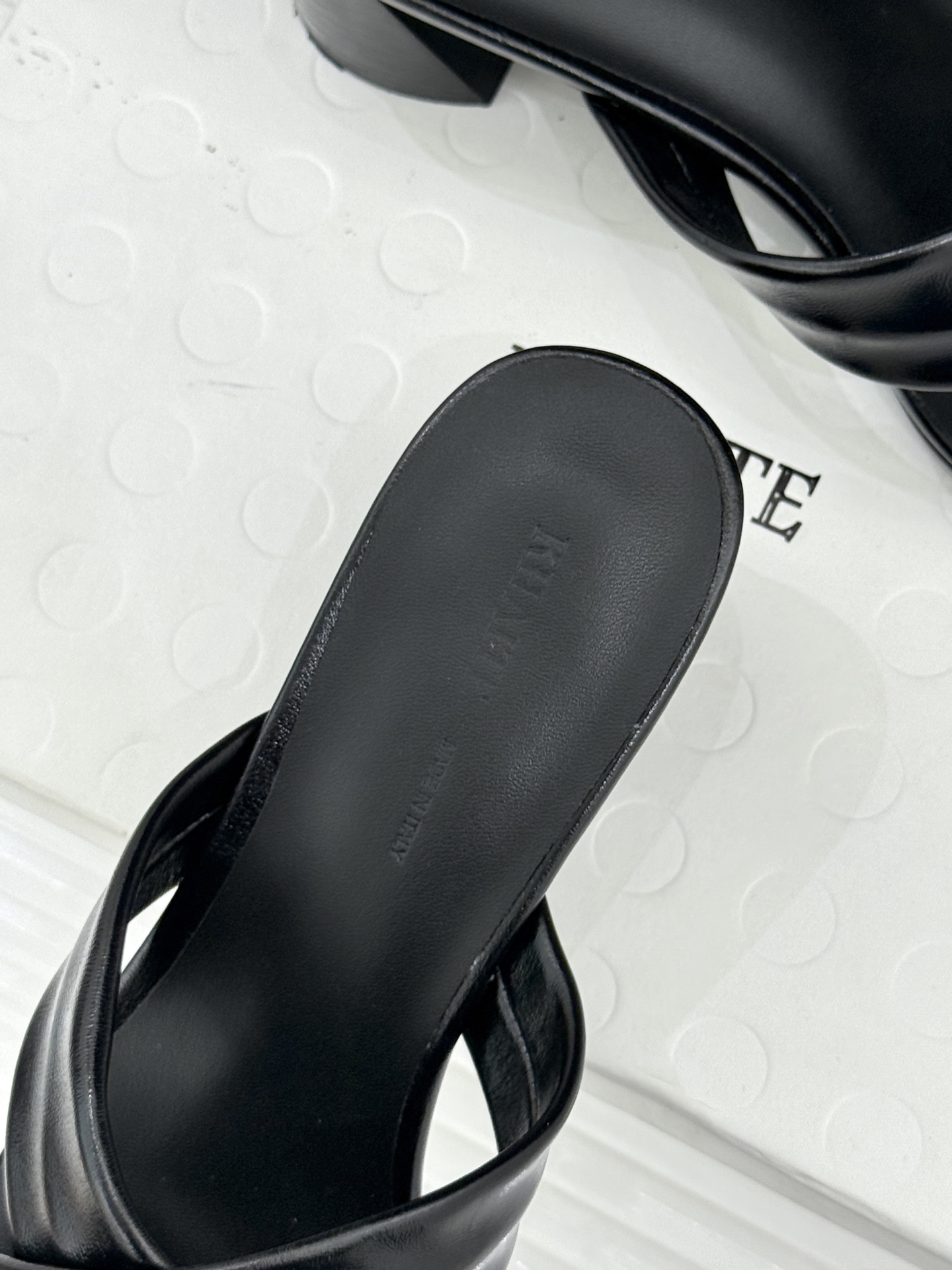 Khaite 26WF新品极简交叉带平底粗跟拖鞋以“情绪极简”重塑慵懒格调。利落交叉带简约利落 无多余装