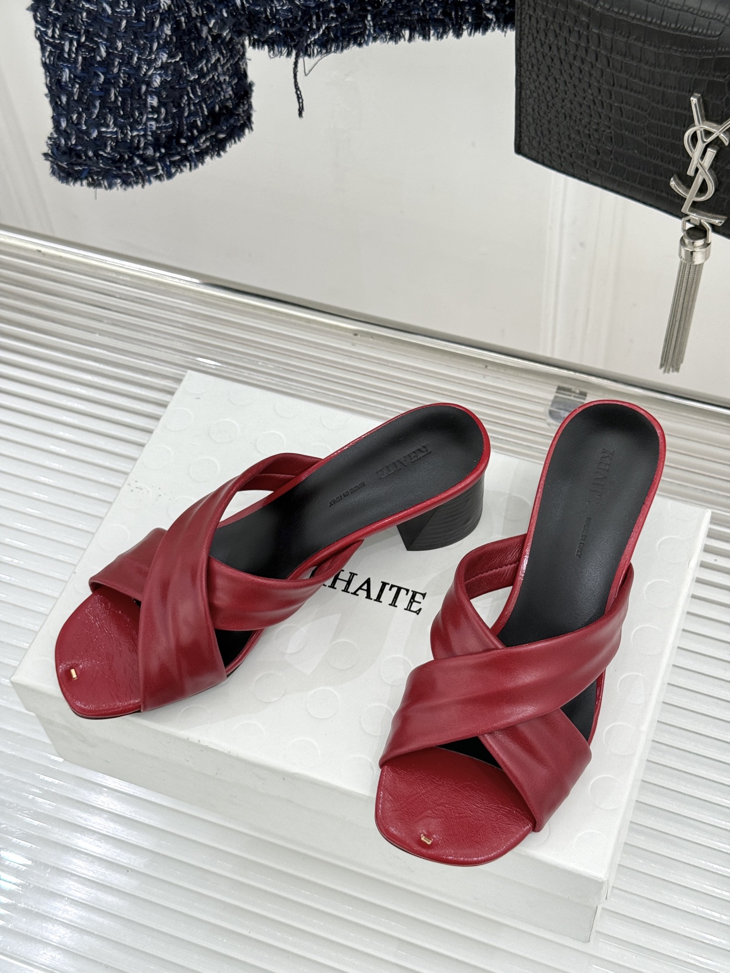 Khaite 26WF新品极简交叉带平底粗跟拖鞋以“情绪极简”重塑慵懒格调。利落交叉带简约利落 无多余装