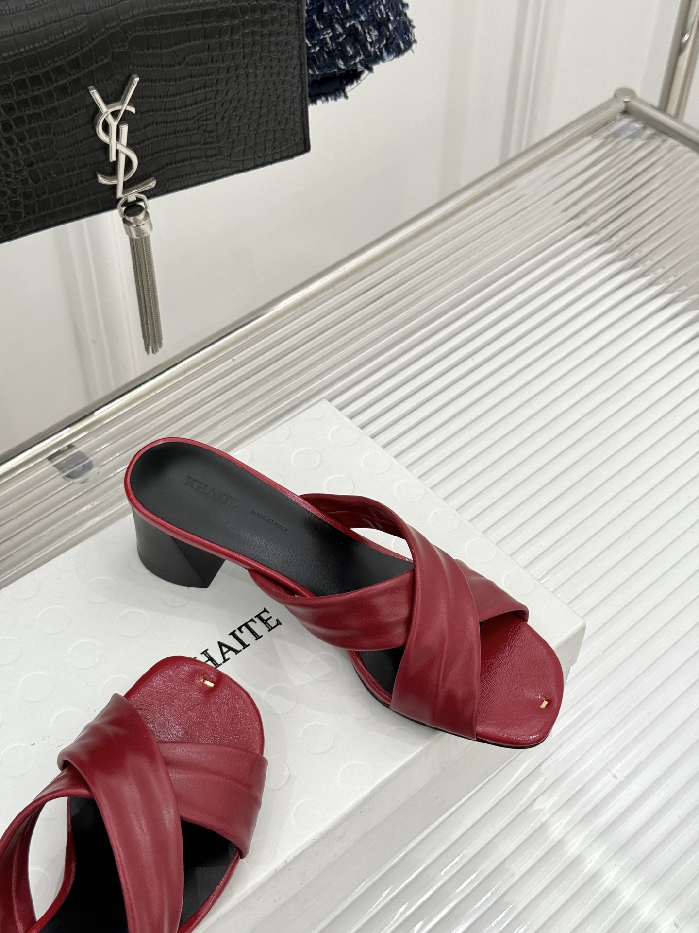 Khaite 26WF新品极简交叉带平底粗跟拖鞋以“情绪极简”重塑慵懒格调。利落交叉带简约利落 无多余装