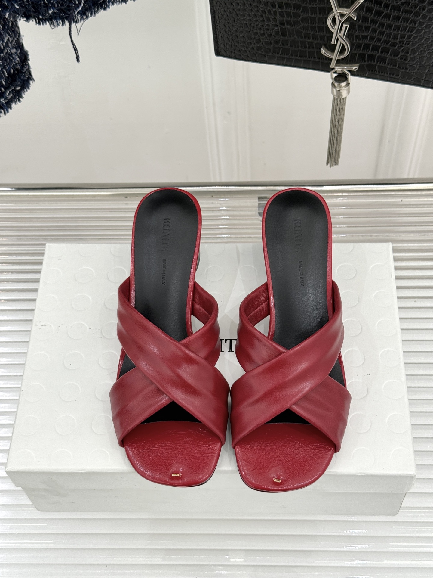 Khaite 26WF新品极简交叉带平底粗跟拖鞋以“情绪极简”重塑慵懒格调。利落交叉带简约利落 无多余装