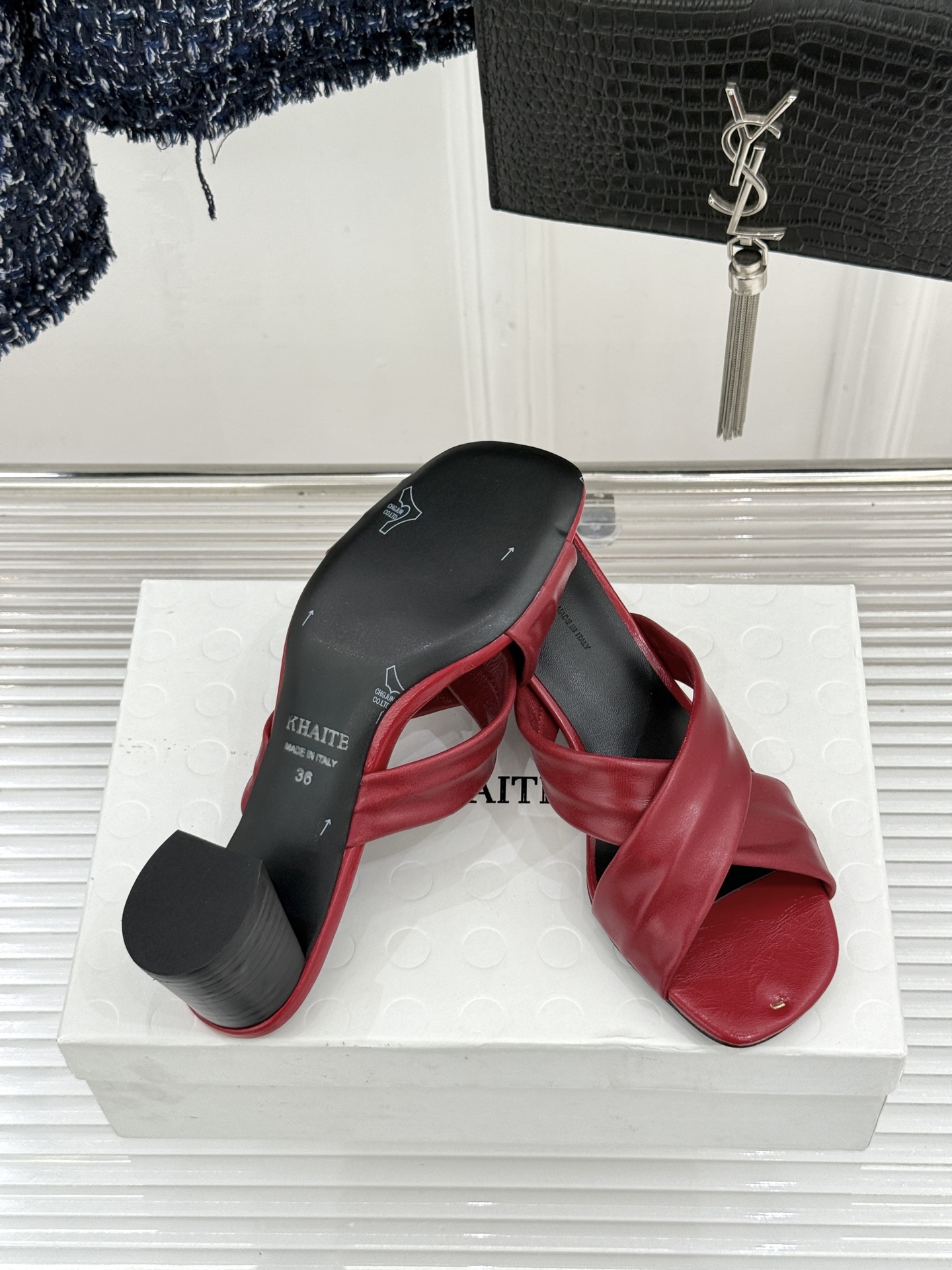 Khaite 26WF新品极简交叉带平底粗跟拖鞋以“情绪极简”重塑慵懒格调。利落交叉带简约利落 无多余装