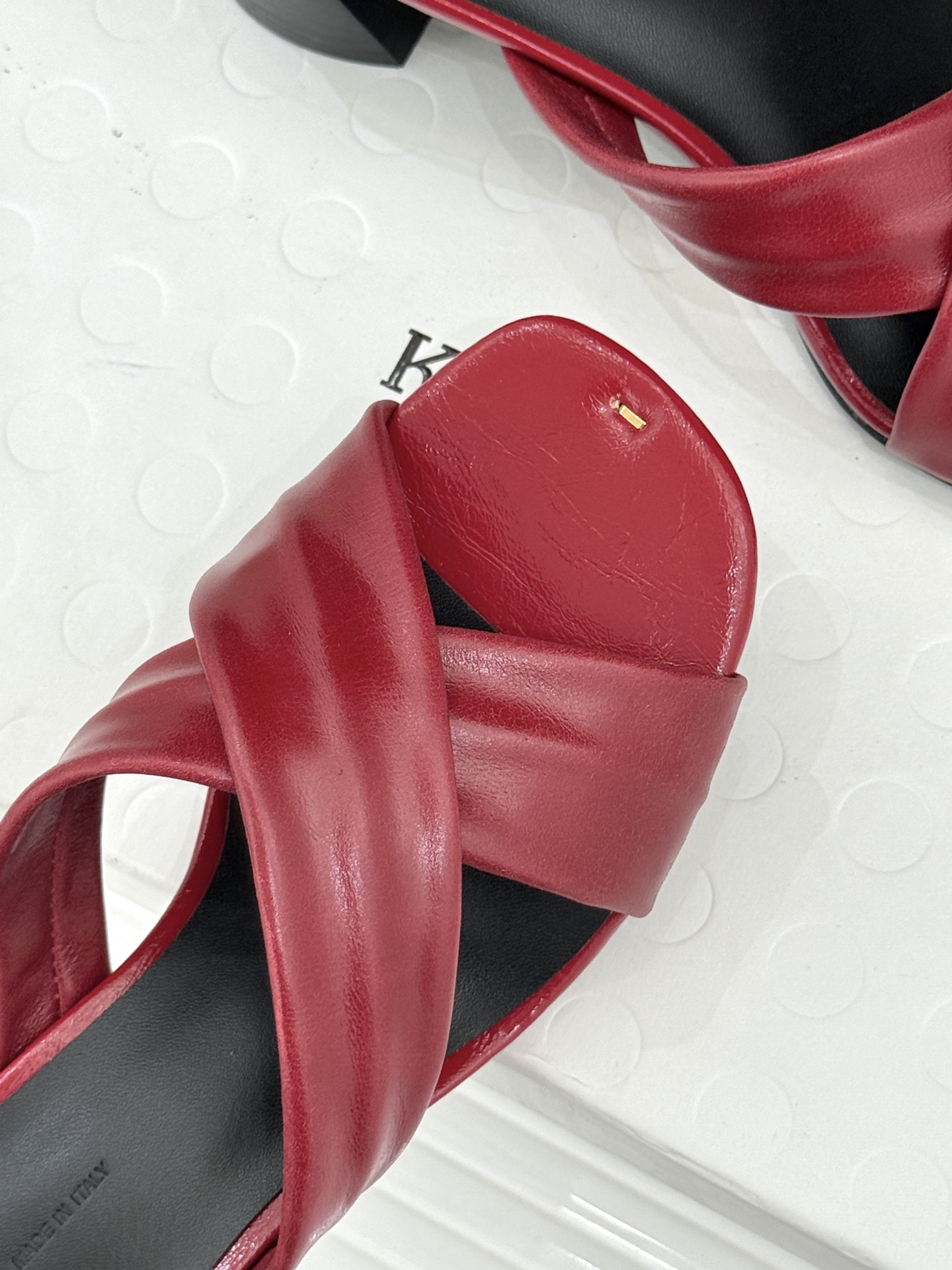 Khaite 26WF新品极简交叉带平底粗跟拖鞋以“情绪极简”重塑慵懒格调。利落交叉带简约利落 无多余装