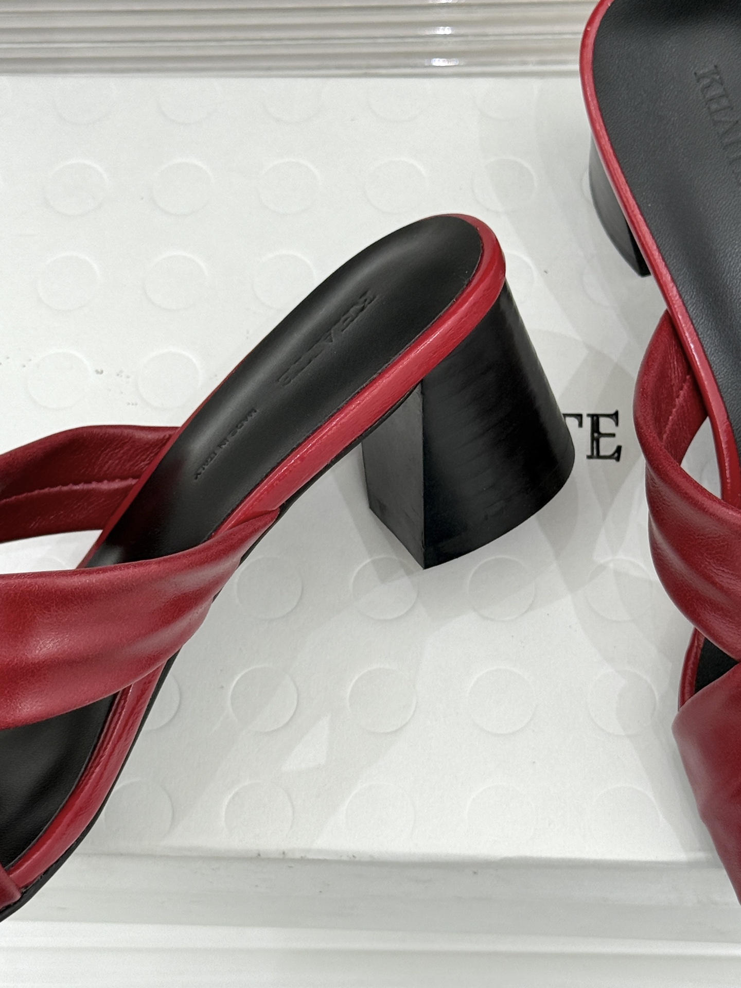 Khaite 26WF新品极简交叉带平底粗跟拖鞋以“情绪极简”重塑慵懒格调。利落交叉带简约利落 无多余装