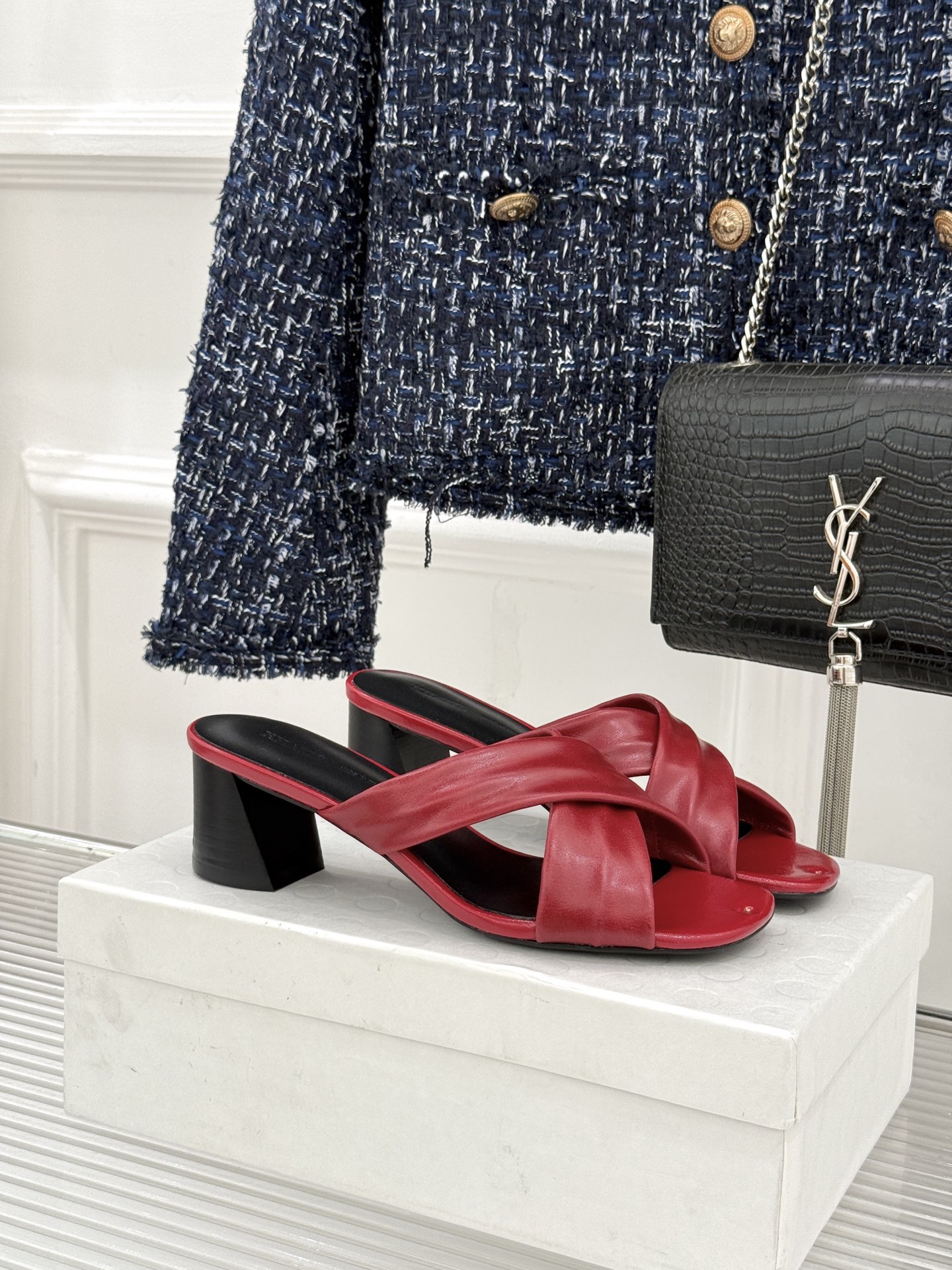 Khaite 26WF新品极简交叉带平底粗跟拖鞋以“情绪极简”重塑慵懒格调。利落交叉带简约利落 无多余装