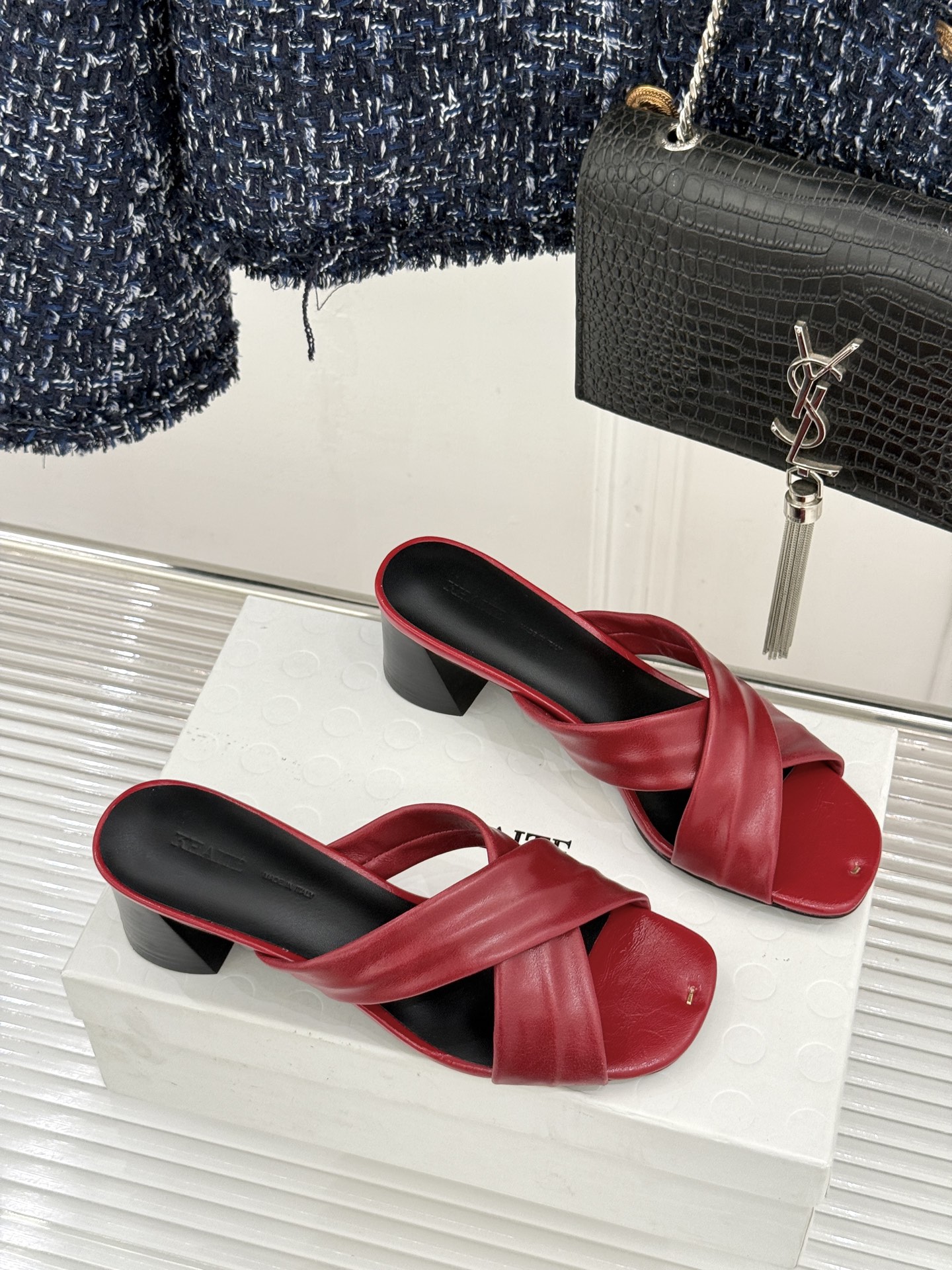 Khaite 26WF新品极简交叉带平底粗跟拖鞋以“情绪极简”重塑慵懒格调。利落交叉带简约利落 无多余装