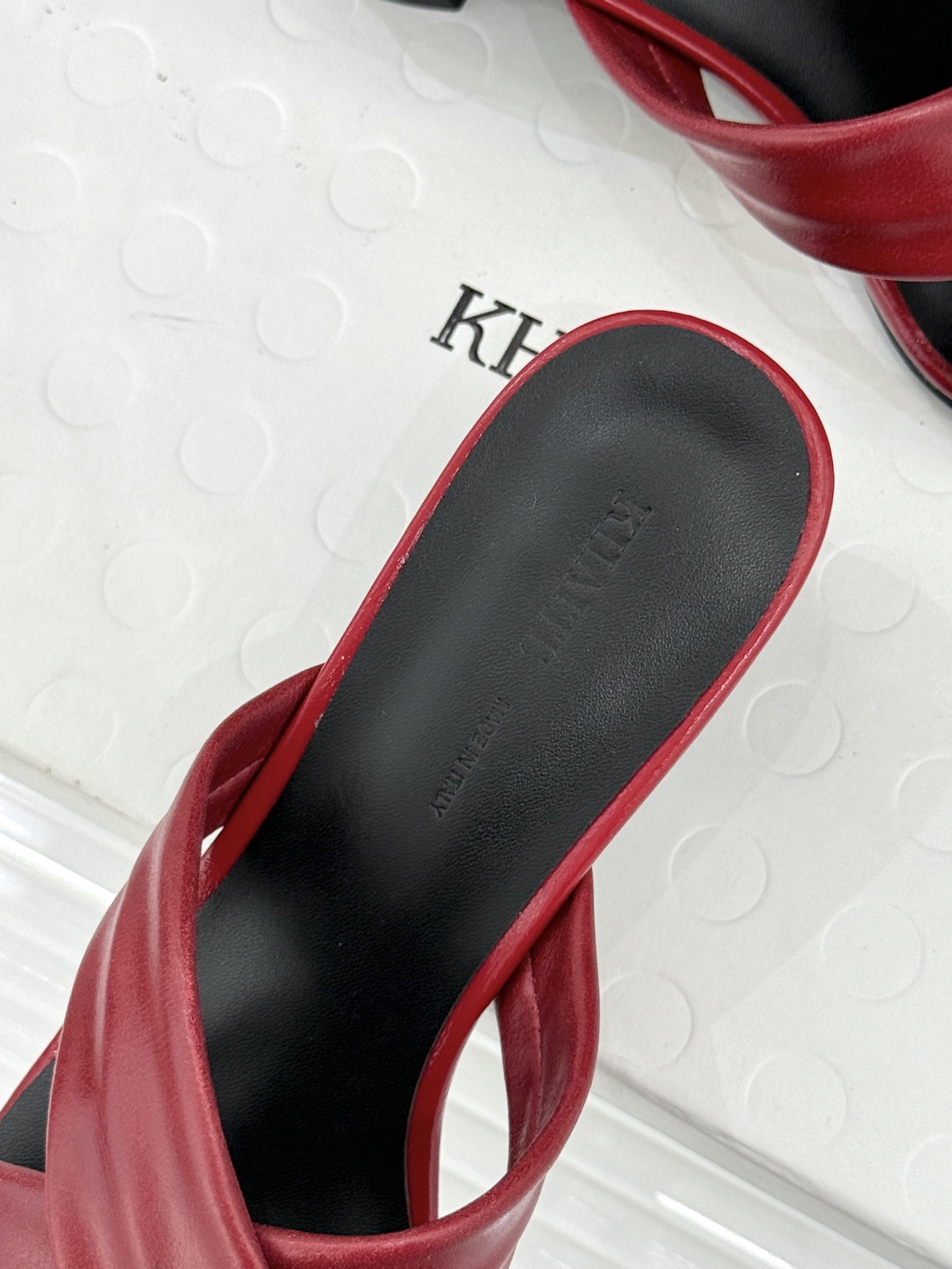 Khaite 26WF新品极简交叉带平底粗跟拖鞋以“情绪极简”重塑慵懒格调。利落交叉带简约利落 无多余装