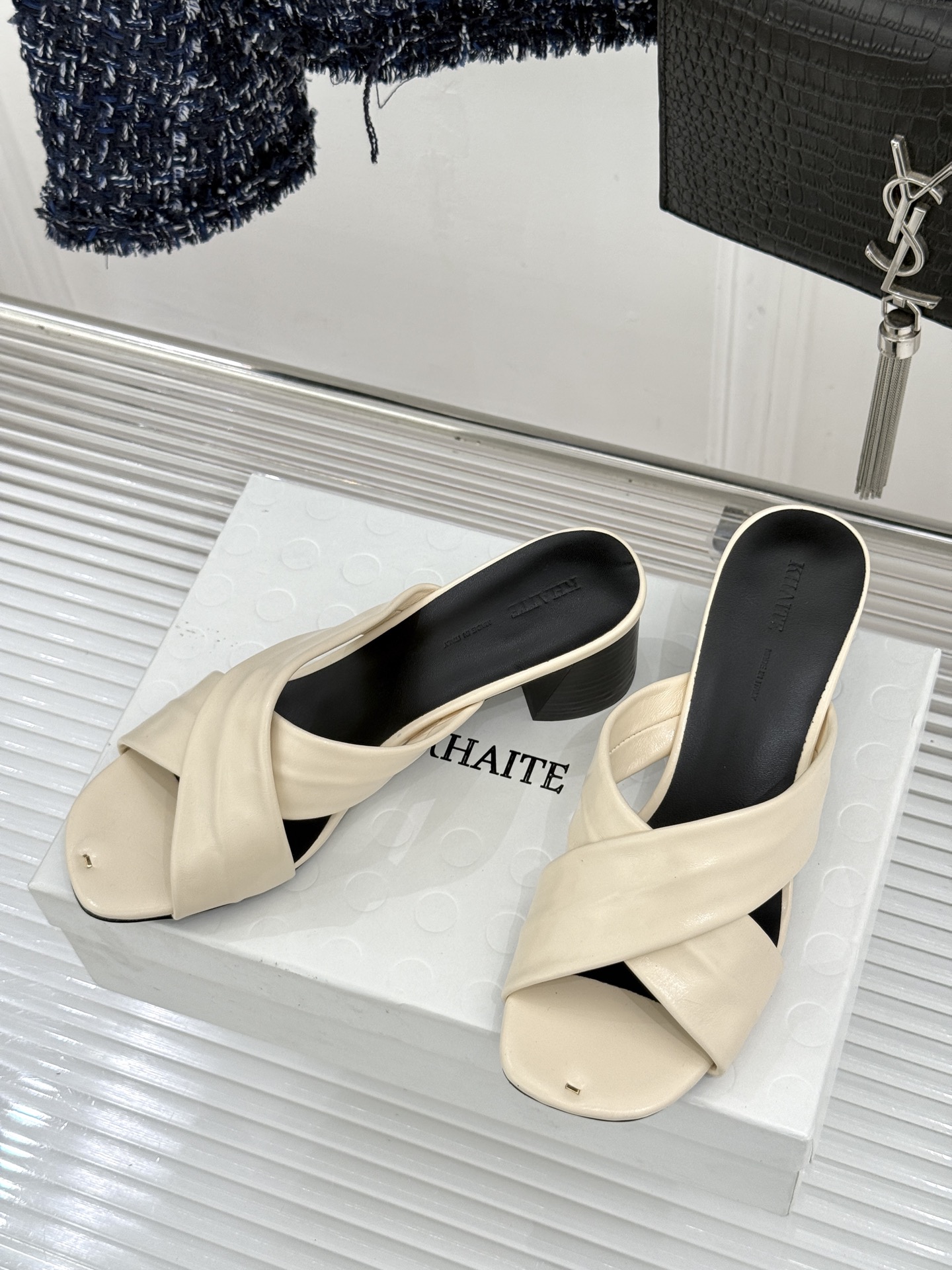 Khaite 26WF新品极简交叉带平底粗跟拖鞋以“情绪极简”重塑慵懒格调。利落交叉带简约利落 无多余装