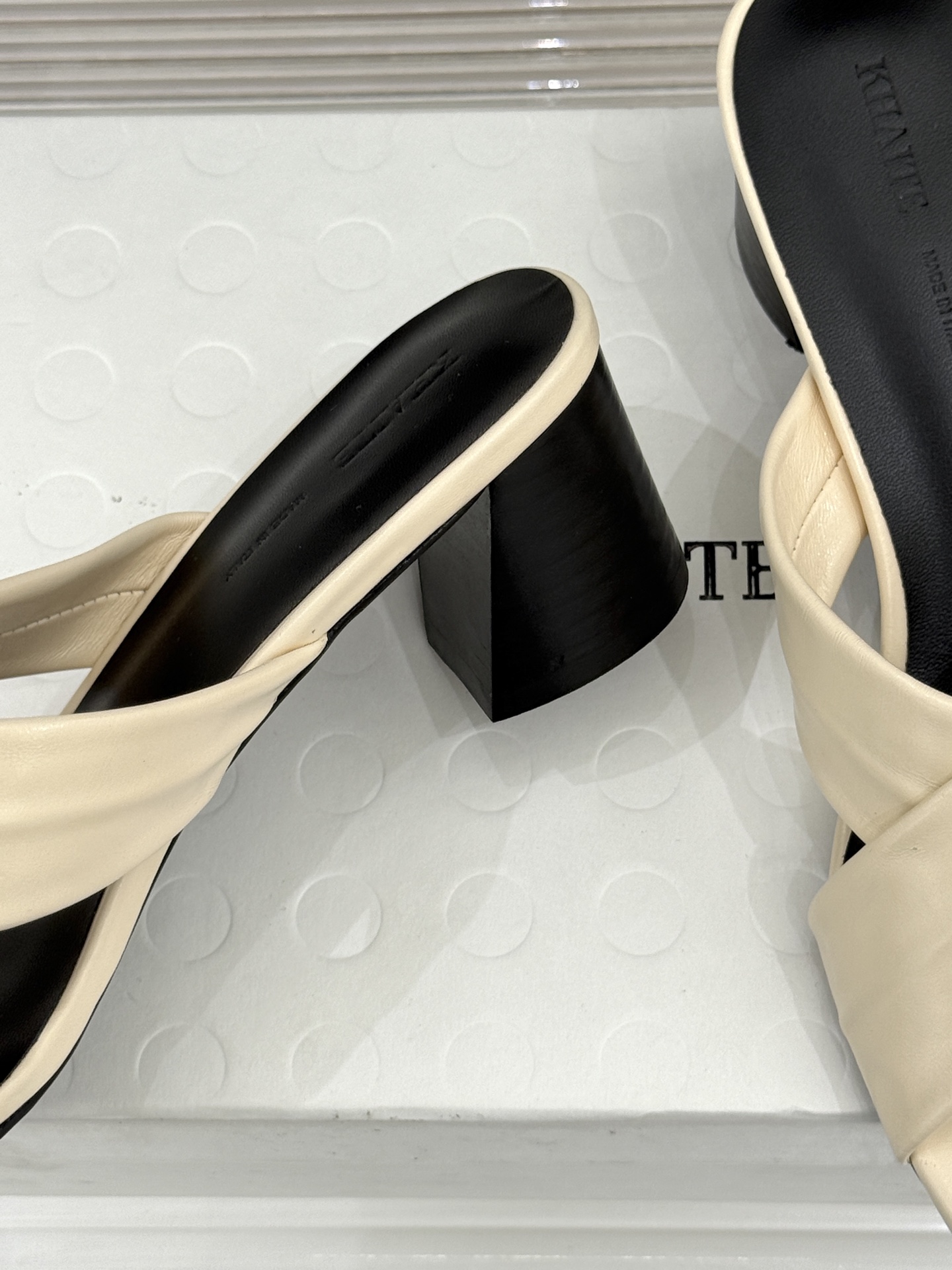 Khaite 26WF新品极简交叉带平底粗跟拖鞋以“情绪极简”重塑慵懒格调。利落交叉带简约利落 无多余装