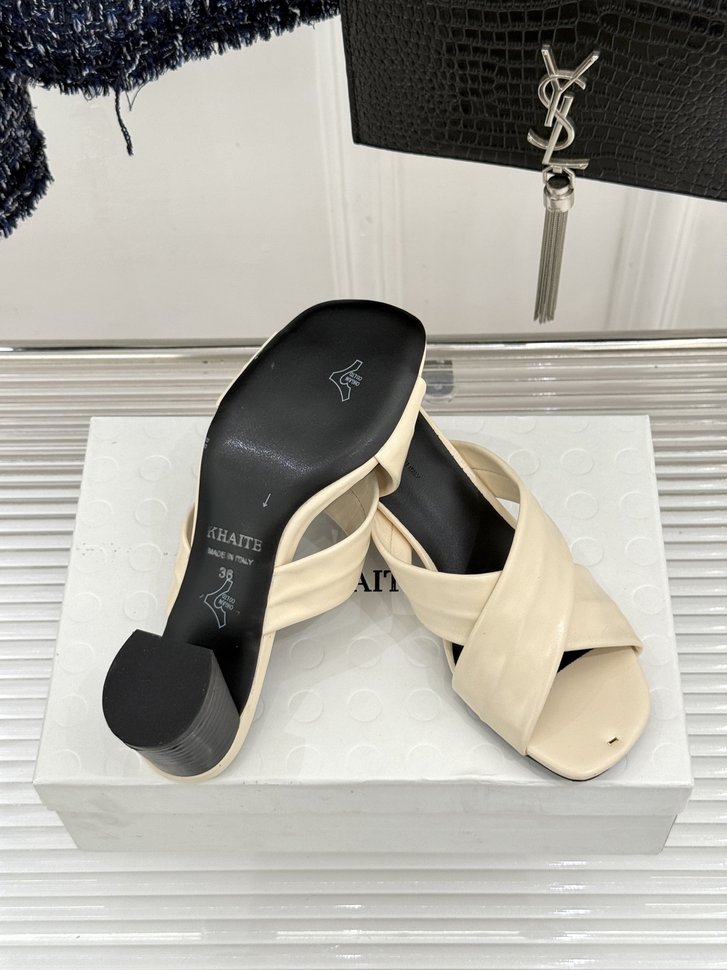 Khaite 26WF新品极简交叉带平底粗跟拖鞋以“情绪极简”重塑慵懒格调。利落交叉带简约利落 无多余装