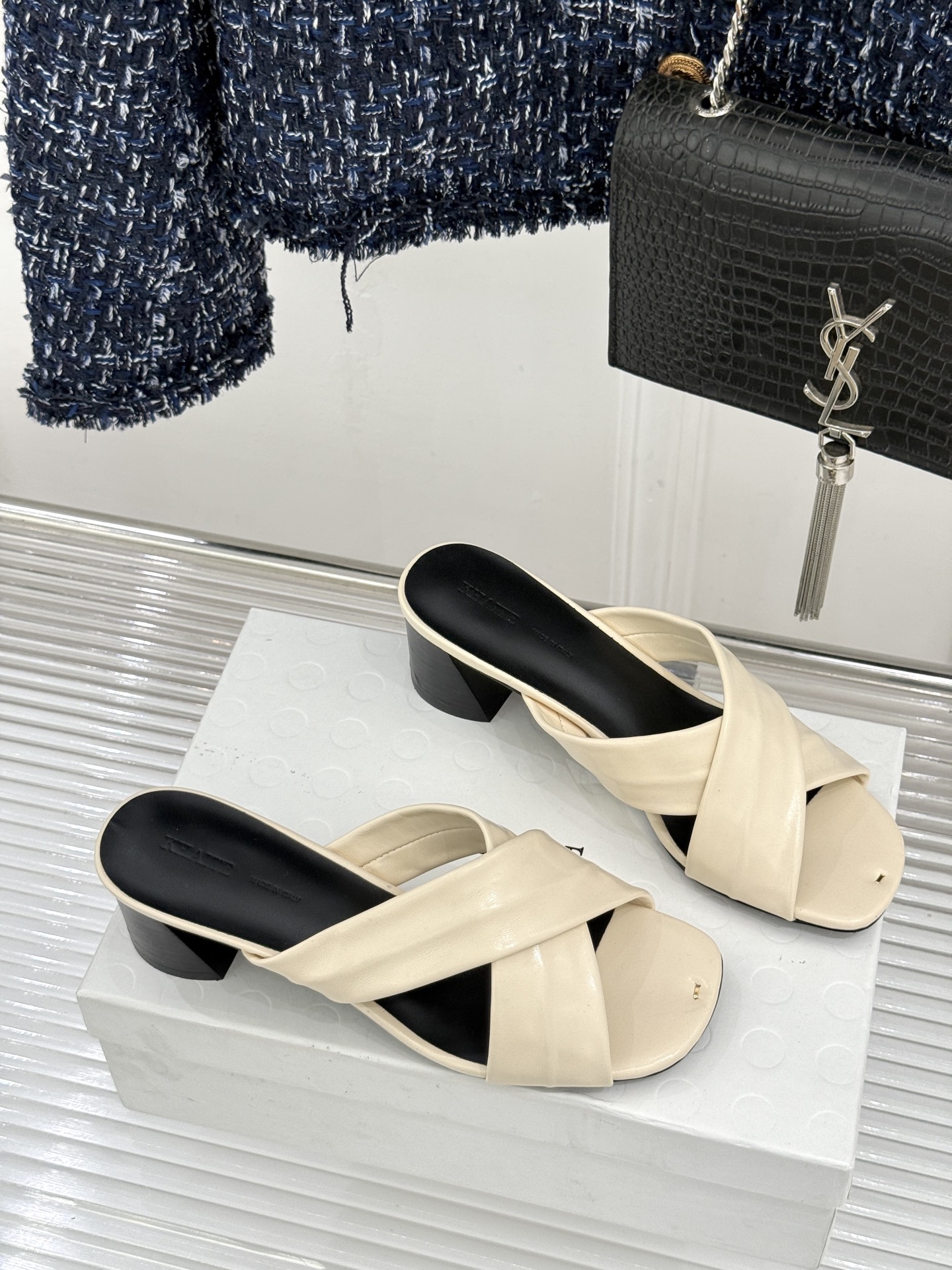 Khaite 26WF新品极简交叉带平底粗跟拖鞋以“情绪极简”重塑慵懒格调。利落交叉带简约利落 无多余装