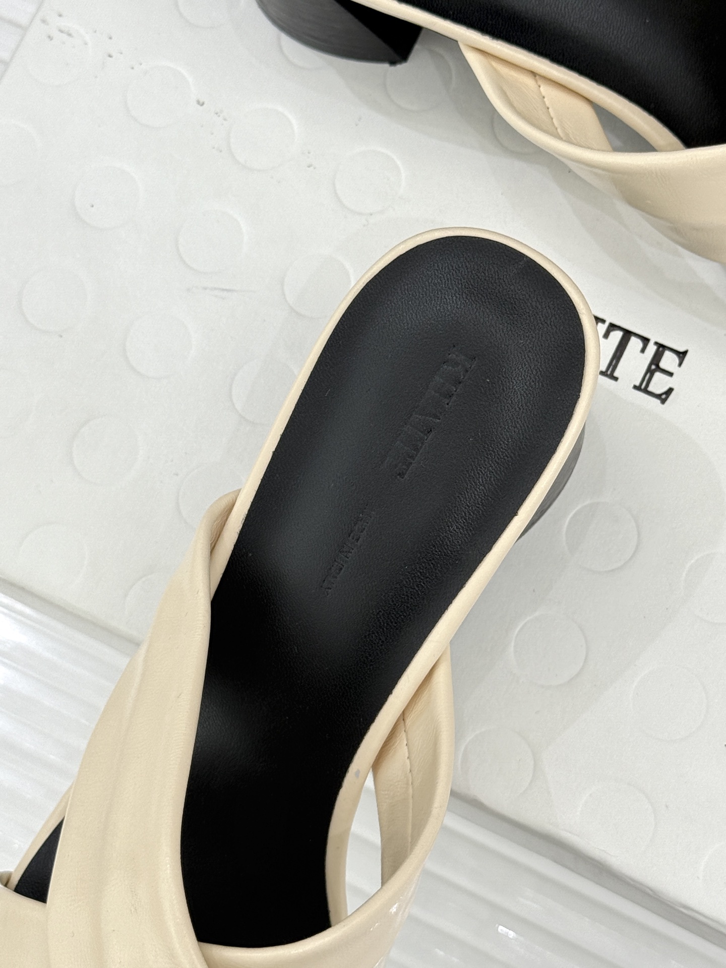 Khaite 26WF新品极简交叉带平底粗跟拖鞋以“情绪极简”重塑慵懒格调。利落交叉带简约利落 无多余装