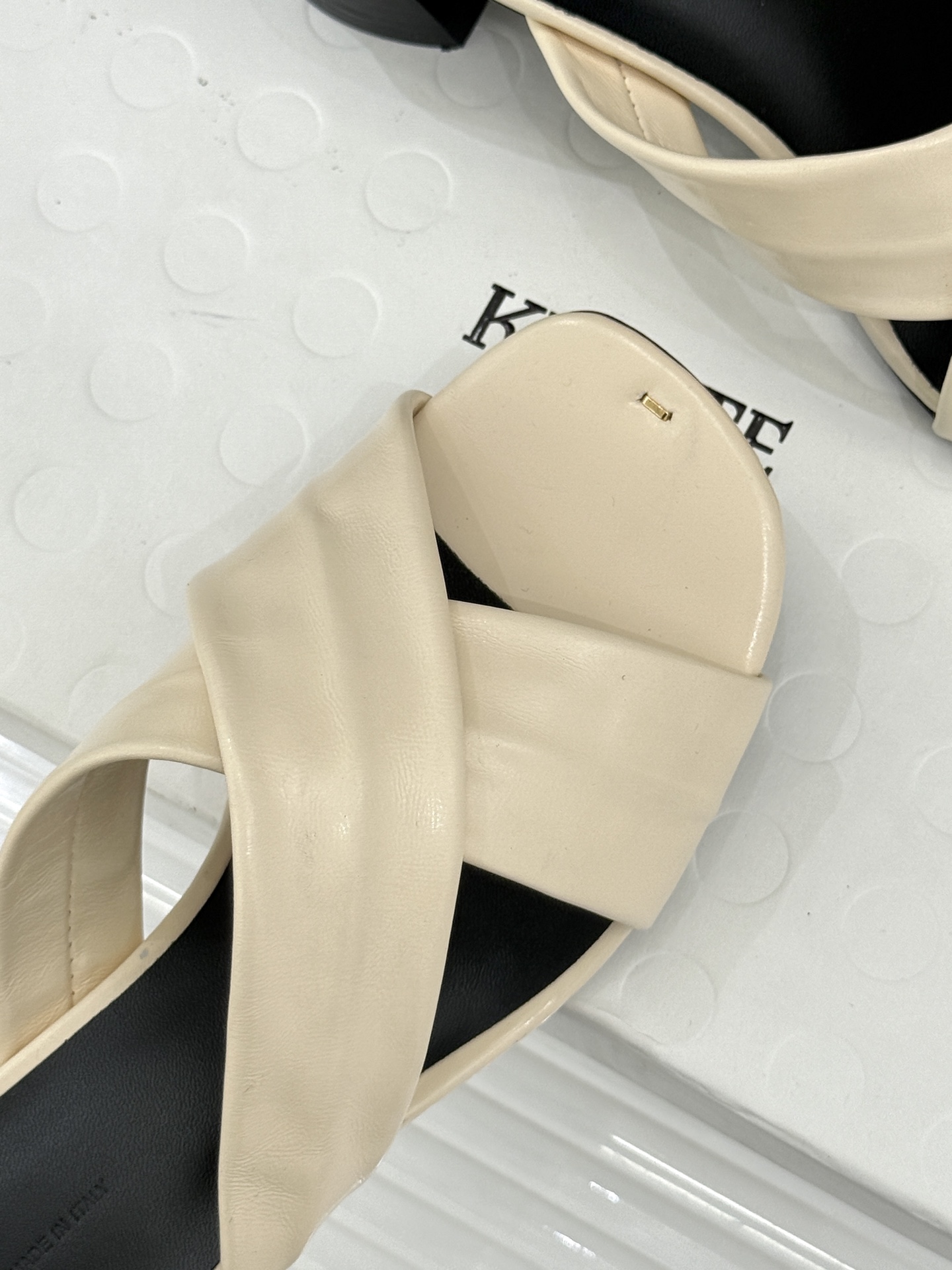 Khaite 26WF新品极简交叉带平底粗跟拖鞋以“情绪极简”重塑慵懒格调。利落交叉带简约利落 无多余装