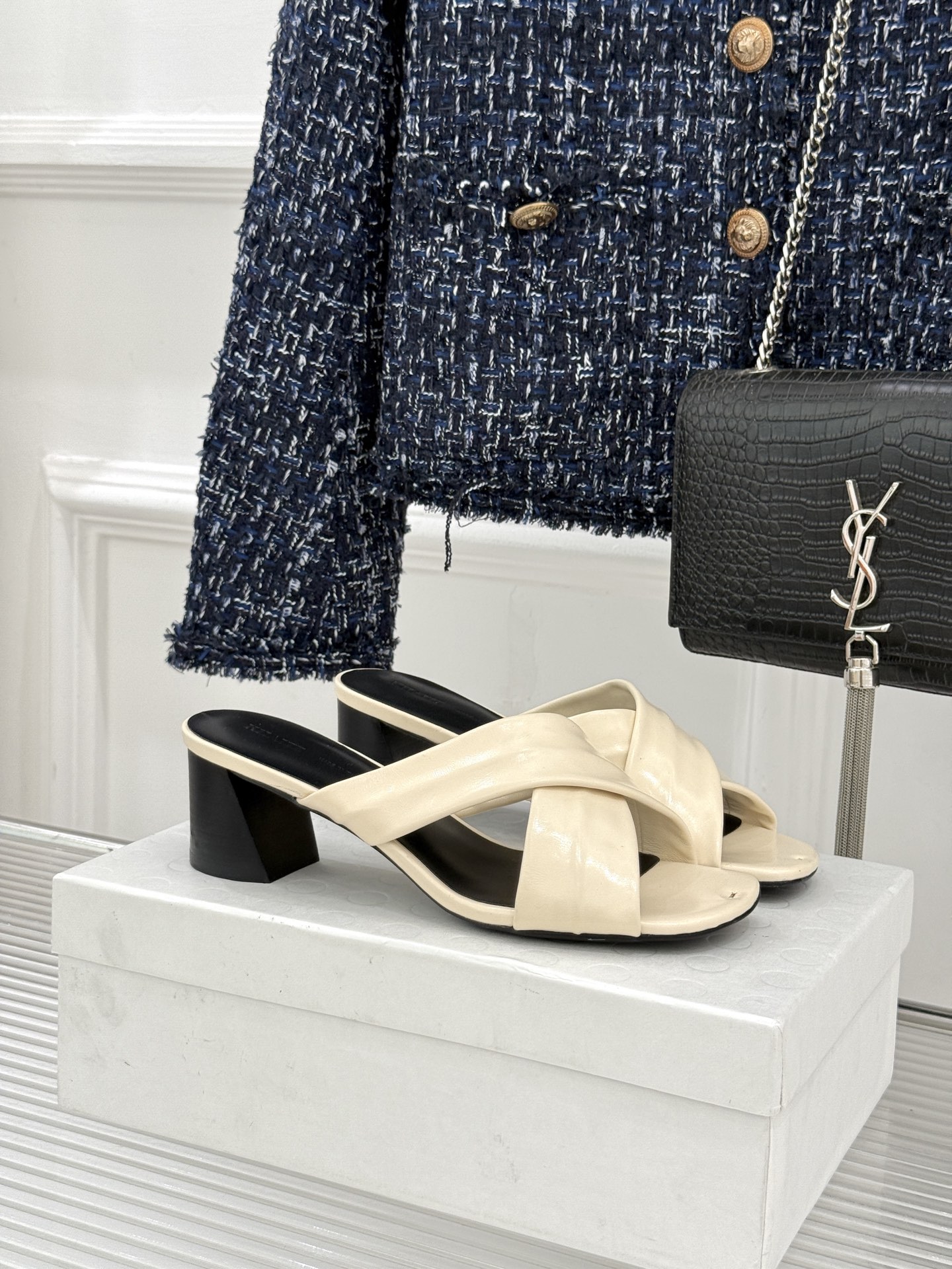 Khaite 26WF新品极简交叉带平底粗跟拖鞋以“情绪极简”重塑慵懒格调。利落交叉带简约利落 无多余装