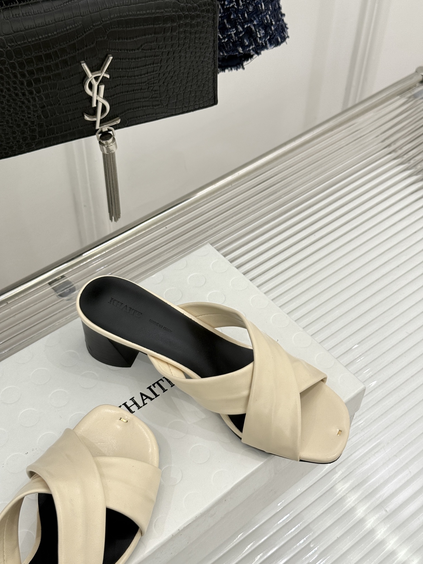 Khaite 26WF新品极简交叉带平底粗跟拖鞋以“情绪极简”重塑慵懒格调。利落交叉带简约利落 无多余装