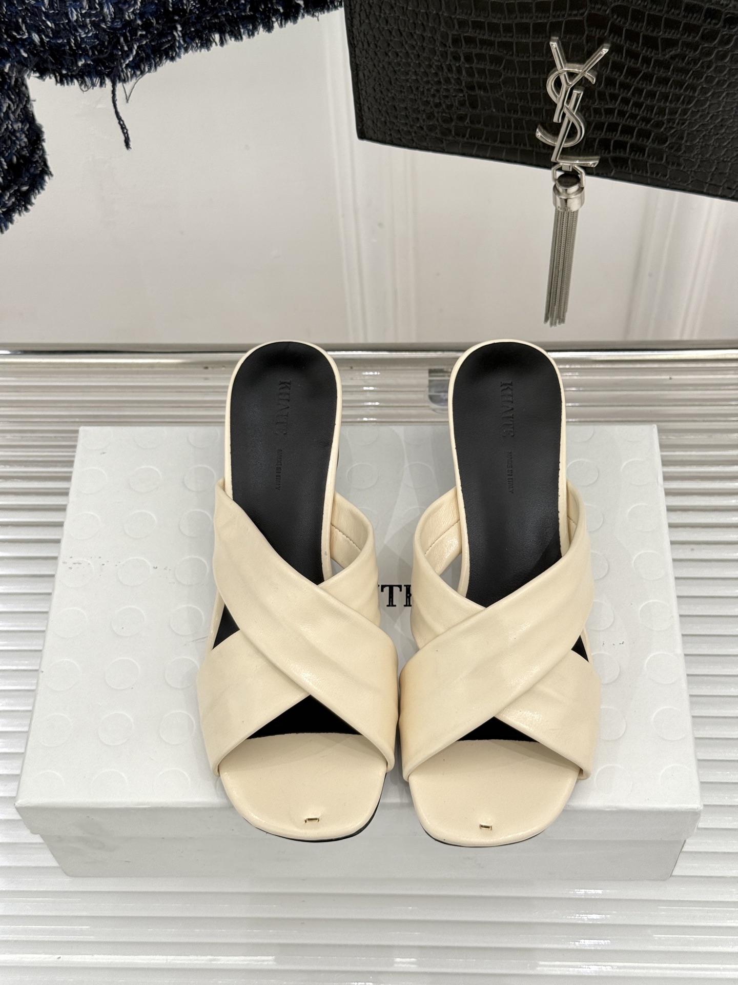 Khaite 26WF新品极简交叉带平底粗跟拖鞋以“情绪极简”重塑慵懒格调。利落交叉带简约利落 无多余装