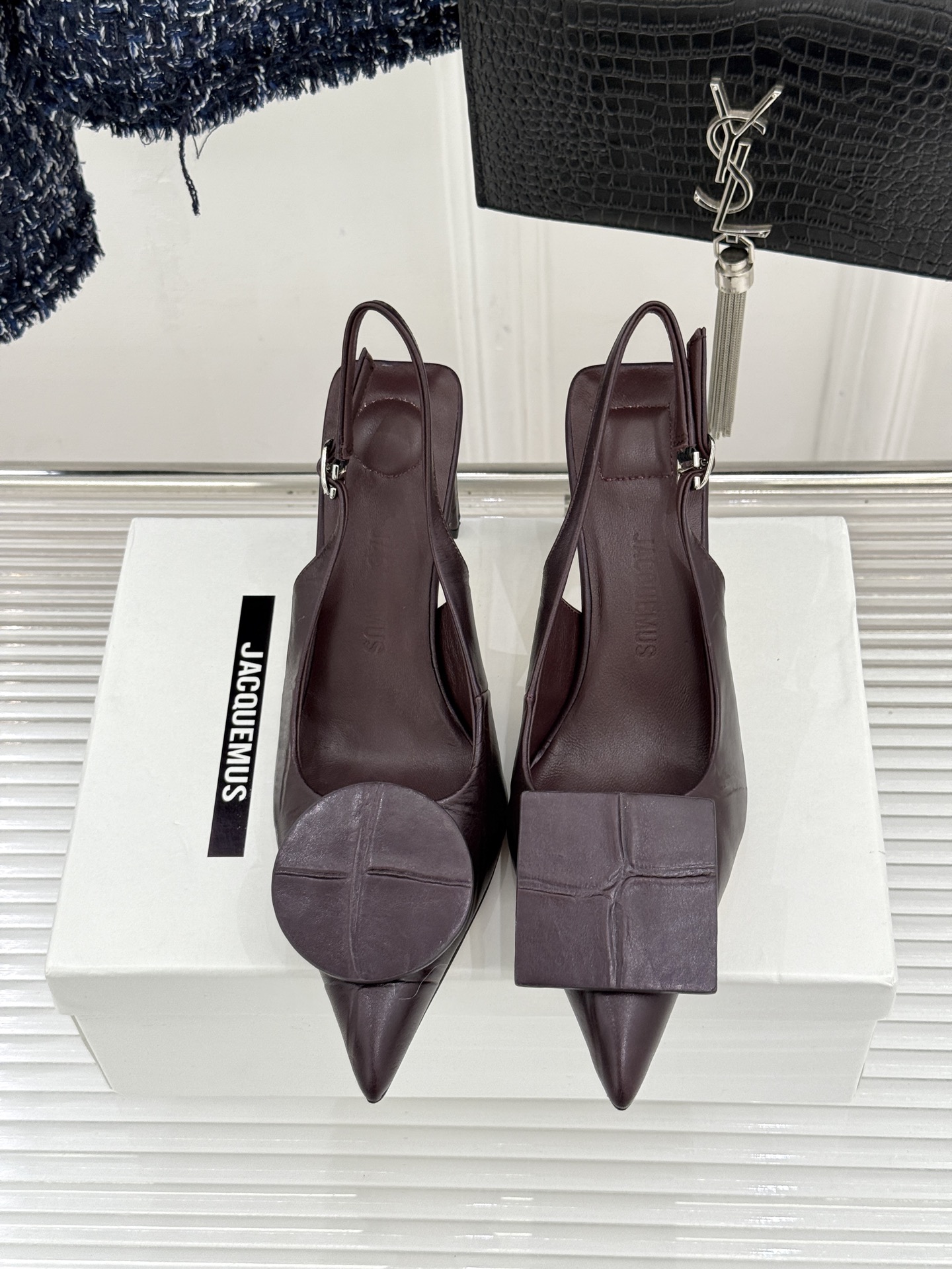 JACQUES经典鸳鸯扣尖头后空粗跟凉鞋以极简不对称鸳鸯扣点亮经典圆扣与方扣碰撞出高级辨识度金属哑光质感