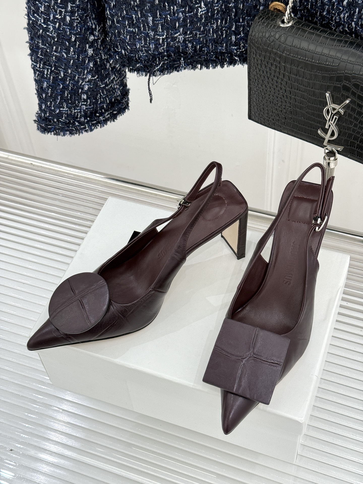 JACQUES经典鸳鸯扣尖头后空粗跟凉鞋以极简不对称鸳鸯扣点亮经典圆扣与方扣碰撞出高级辨识度金属哑光质感