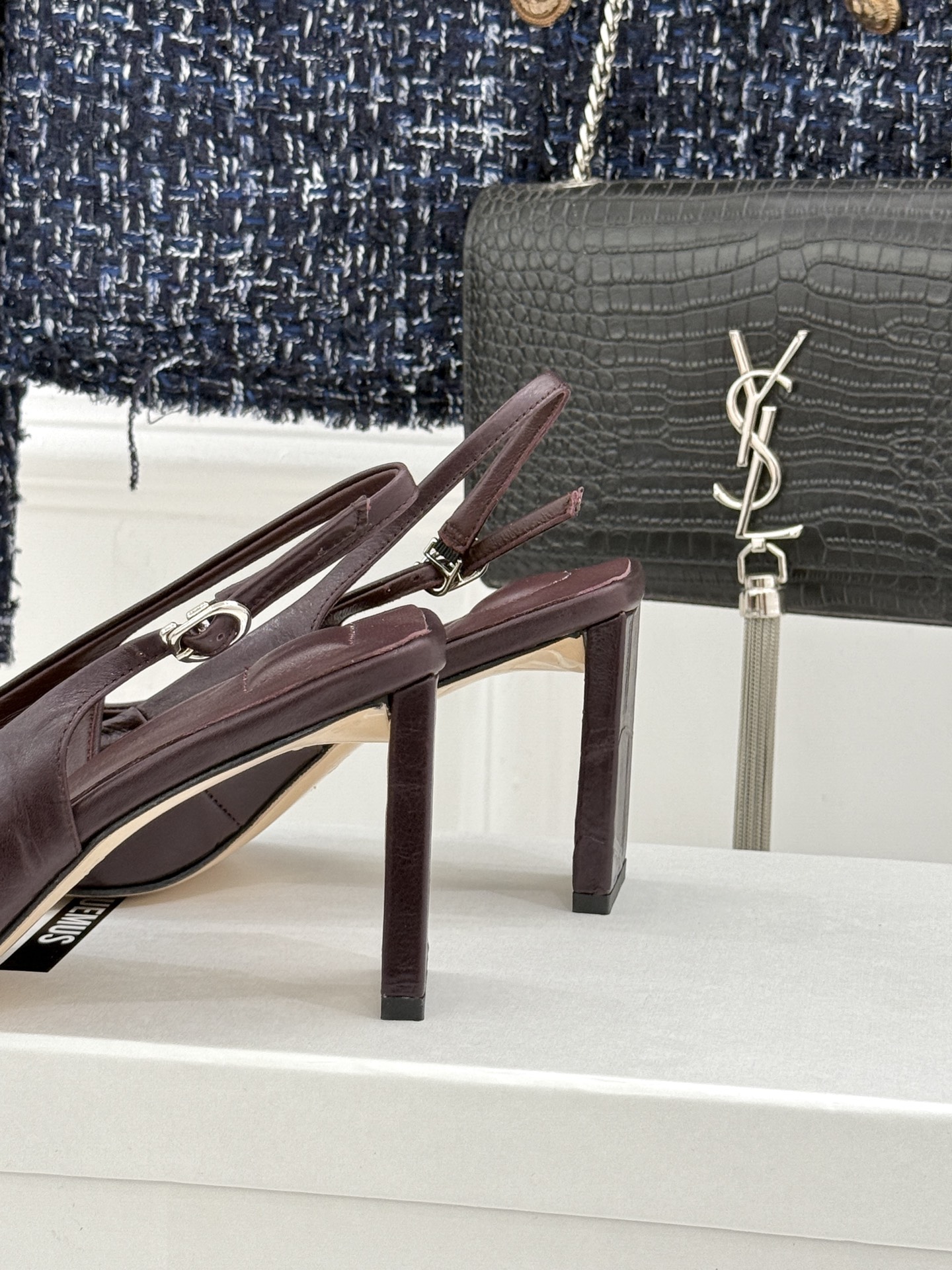 JACQUES经典鸳鸯扣尖头后空粗跟凉鞋以极简不对称鸳鸯扣点亮经典圆扣与方扣碰撞出高级辨识度金属哑光质感