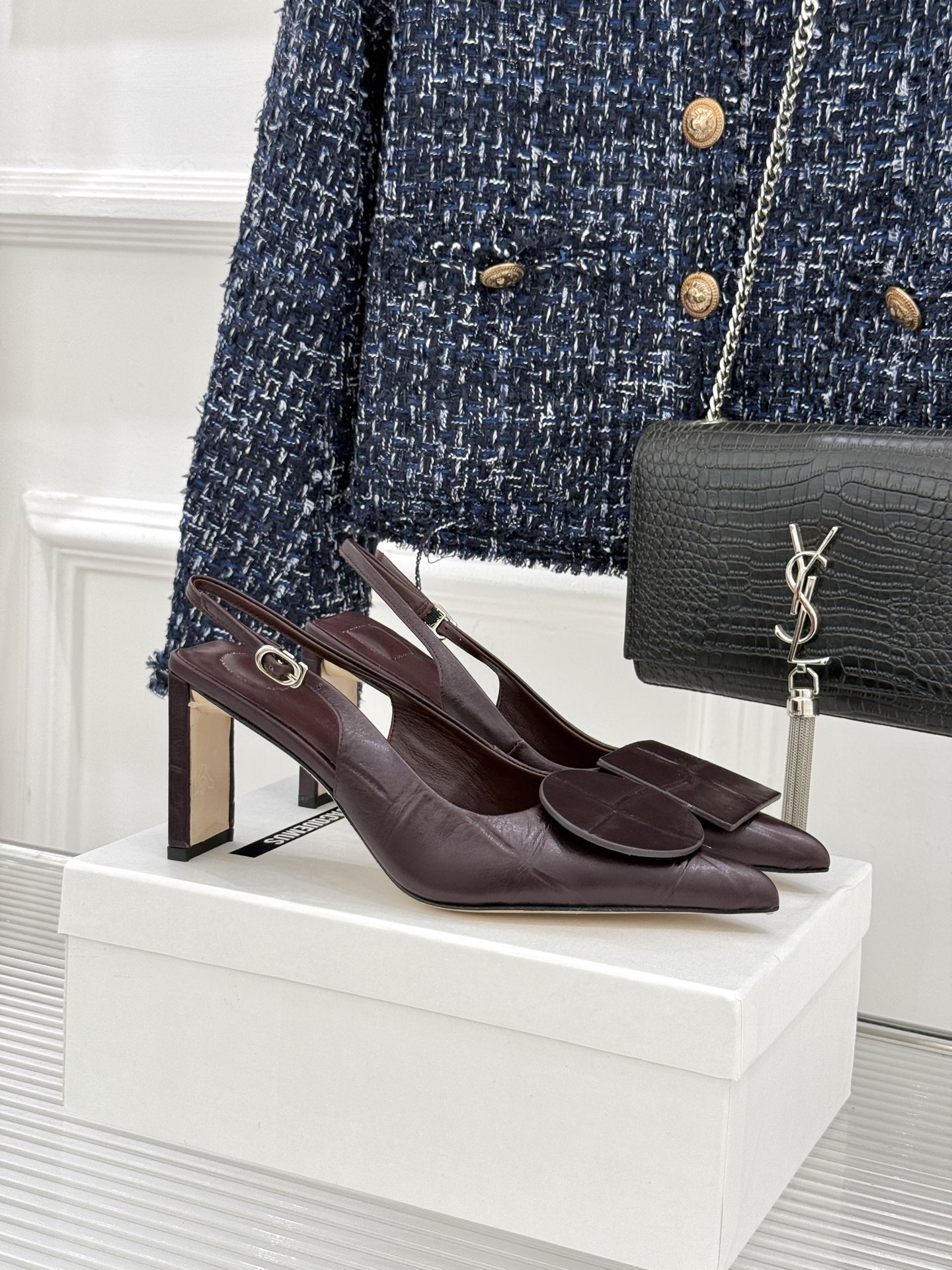 JACQUES经典鸳鸯扣尖头后空粗跟凉鞋以极简不对称鸳鸯扣点亮经典圆扣与方扣碰撞出高级辨识度金属哑光质感