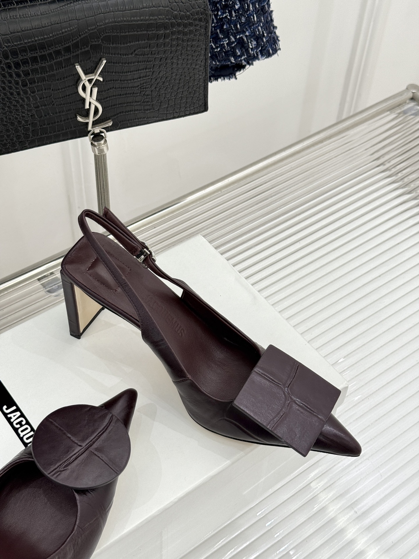 JACQUES经典鸳鸯扣尖头后空粗跟凉鞋以极简不对称鸳鸯扣点亮经典圆扣与方扣碰撞出高级辨识度金属哑光质感