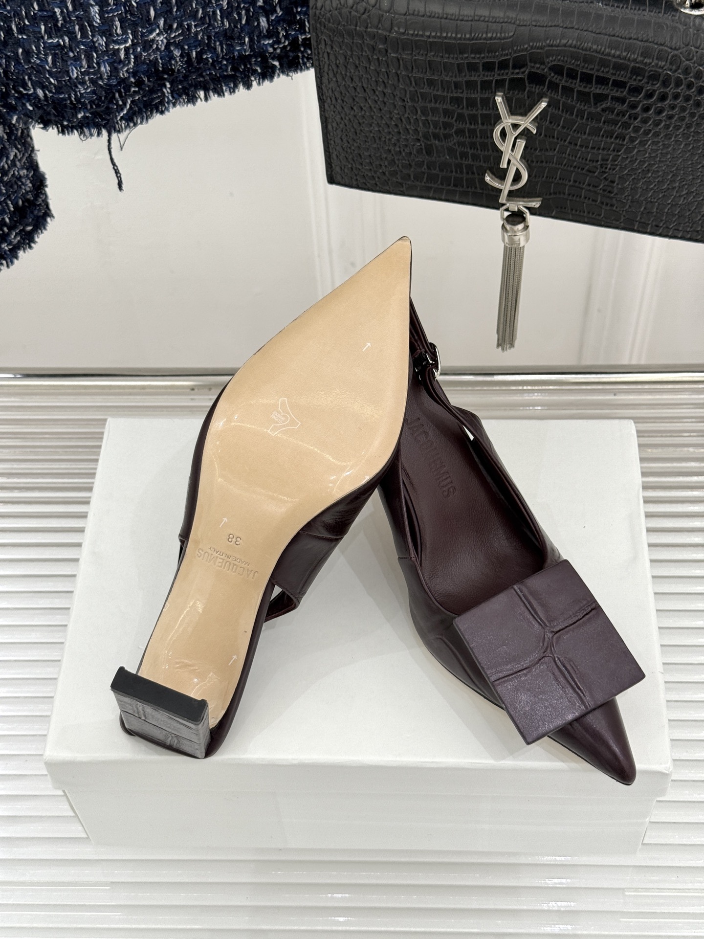 JACQUES经典鸳鸯扣尖头后空粗跟凉鞋以极简不对称鸳鸯扣点亮经典圆扣与方扣碰撞出高级辨识度金属哑光质感