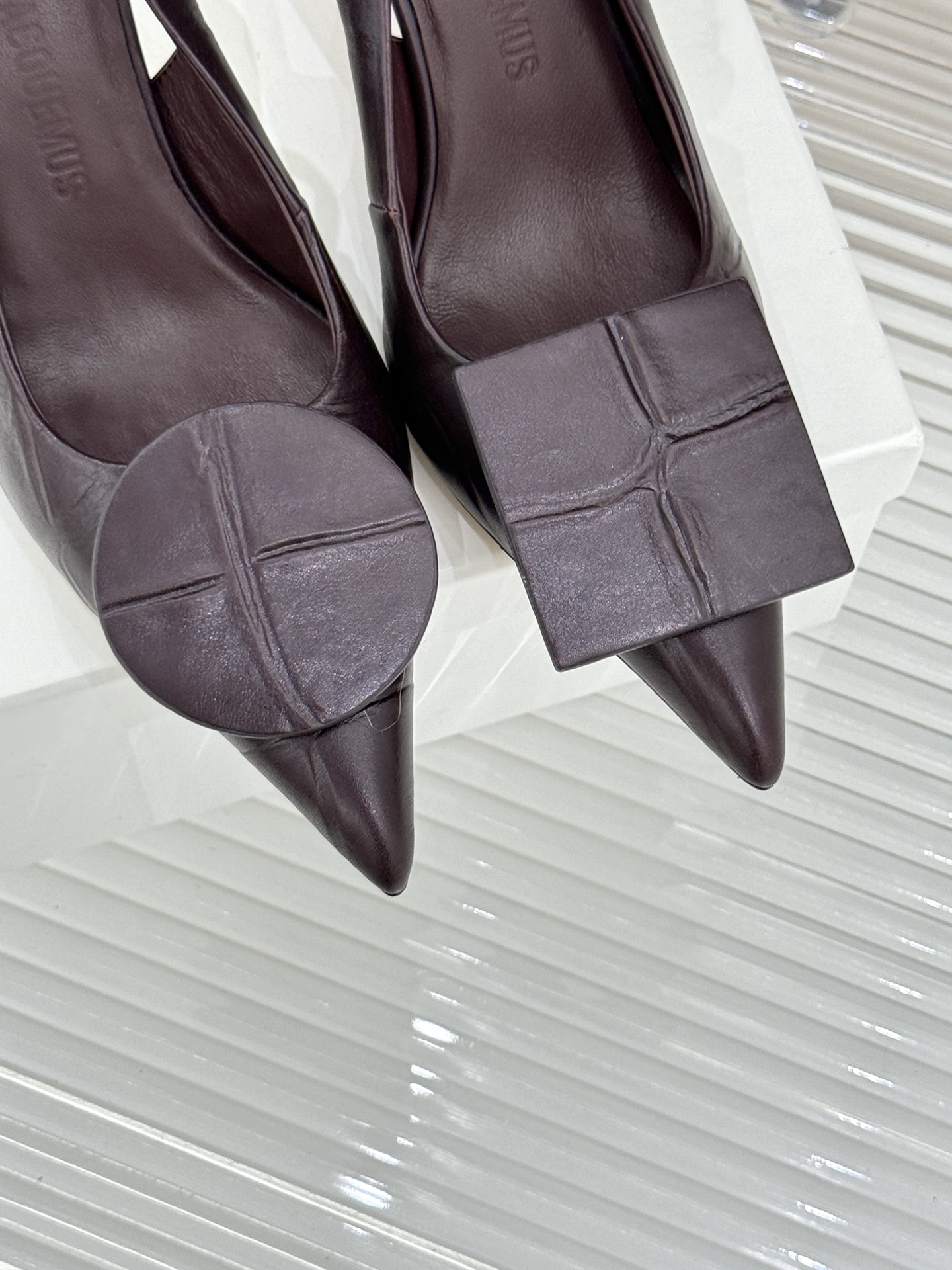 JACQUES经典鸳鸯扣尖头后空粗跟凉鞋以极简不对称鸳鸯扣点亮经典圆扣与方扣碰撞出高级辨识度金属哑光质感