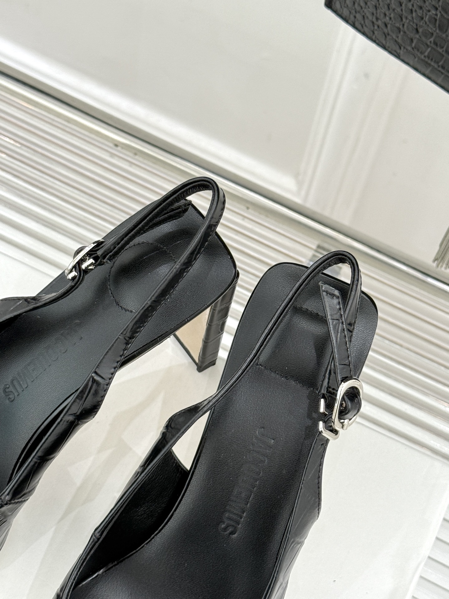 JACQUES经典鸳鸯扣尖头后空粗跟凉鞋以极简不对称鸳鸯扣点亮经典圆扣与方扣碰撞出高级辨识度金属哑光质感