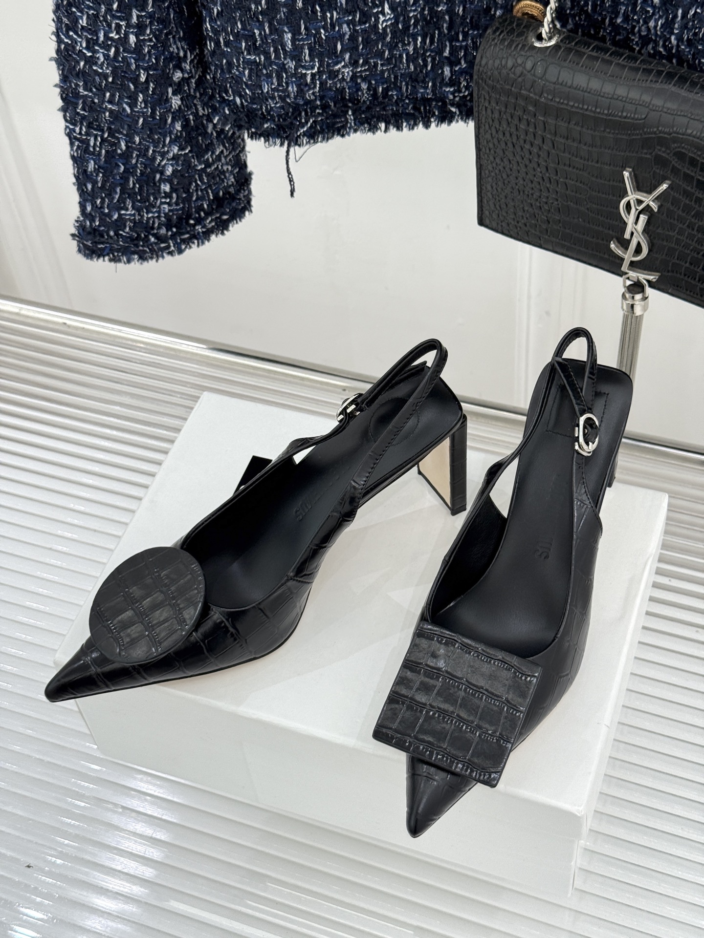 JACQUES经典鸳鸯扣尖头后空粗跟凉鞋以极简不对称鸳鸯扣点亮经典圆扣与方扣碰撞出高级辨识度金属哑光质感