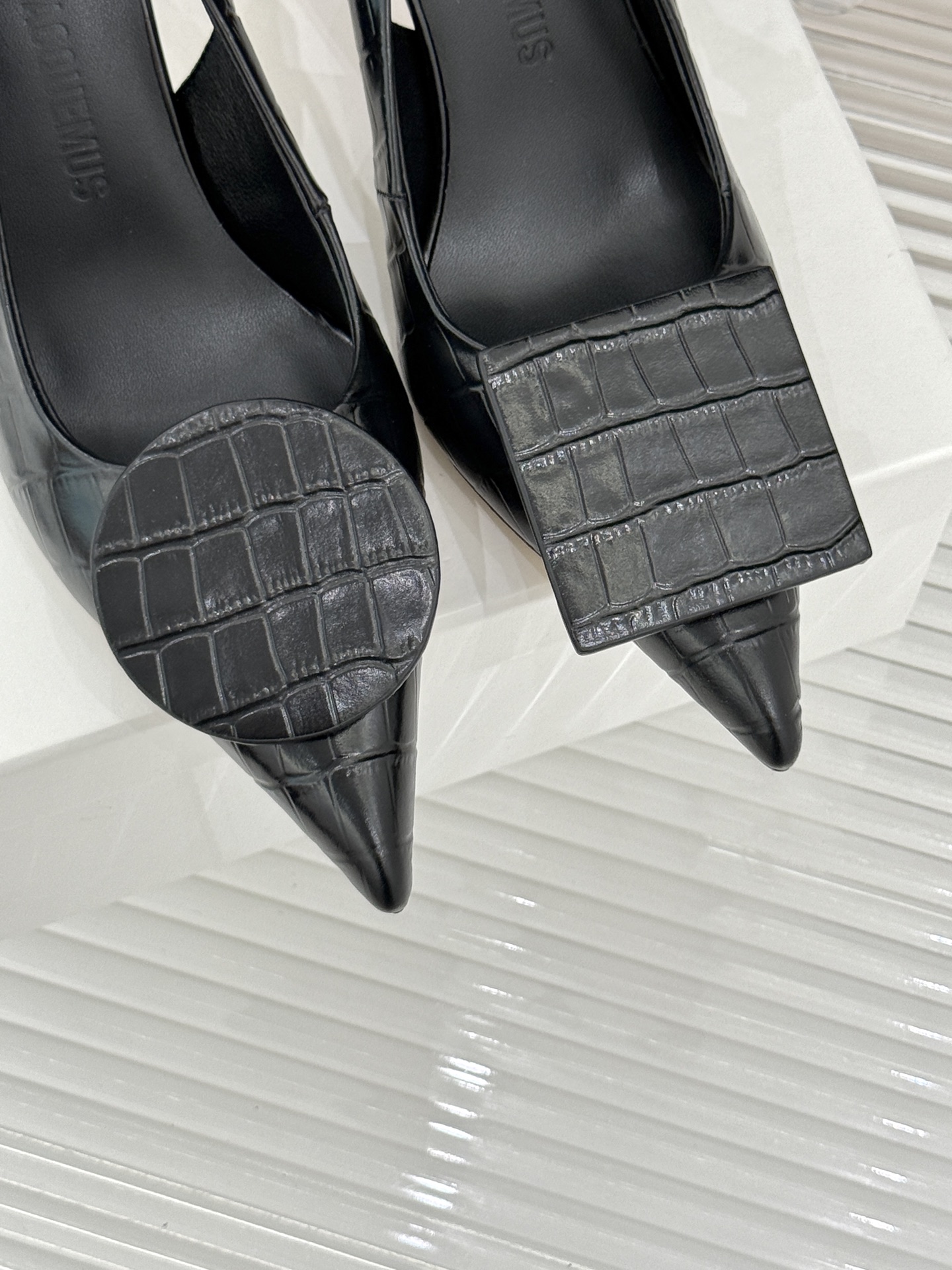 JACQUES经典鸳鸯扣尖头后空粗跟凉鞋以极简不对称鸳鸯扣点亮经典圆扣与方扣碰撞出高级辨识度金属哑光质感