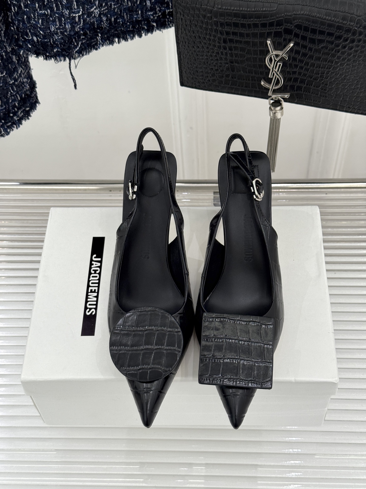 JACQUES经典鸳鸯扣尖头后空粗跟凉鞋以极简不对称鸳鸯扣点亮经典圆扣与方扣碰撞出高级辨识度金属哑光质感