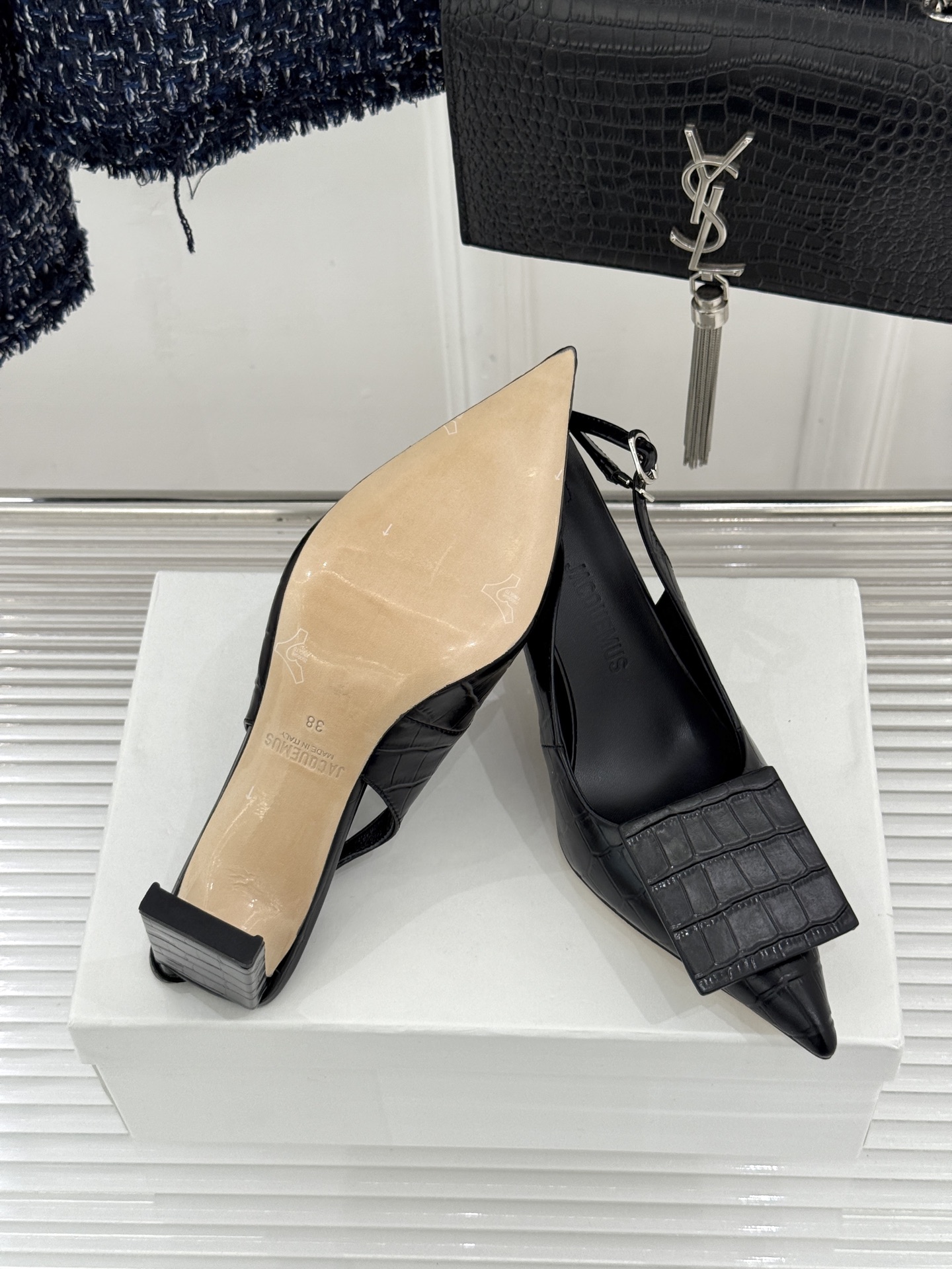 JACQUES经典鸳鸯扣尖头后空粗跟凉鞋以极简不对称鸳鸯扣点亮经典圆扣与方扣碰撞出高级辨识度金属哑光质感