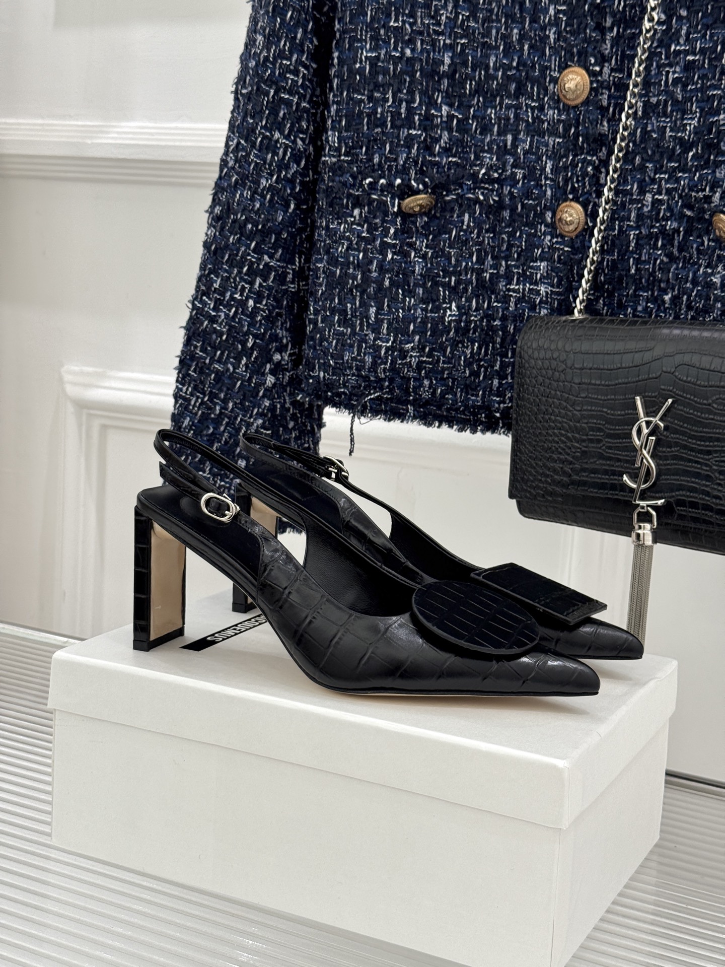 JACQUES经典鸳鸯扣尖头后空粗跟凉鞋以极简不对称鸳鸯扣点亮经典圆扣与方扣碰撞出高级辨识度金属哑光质感