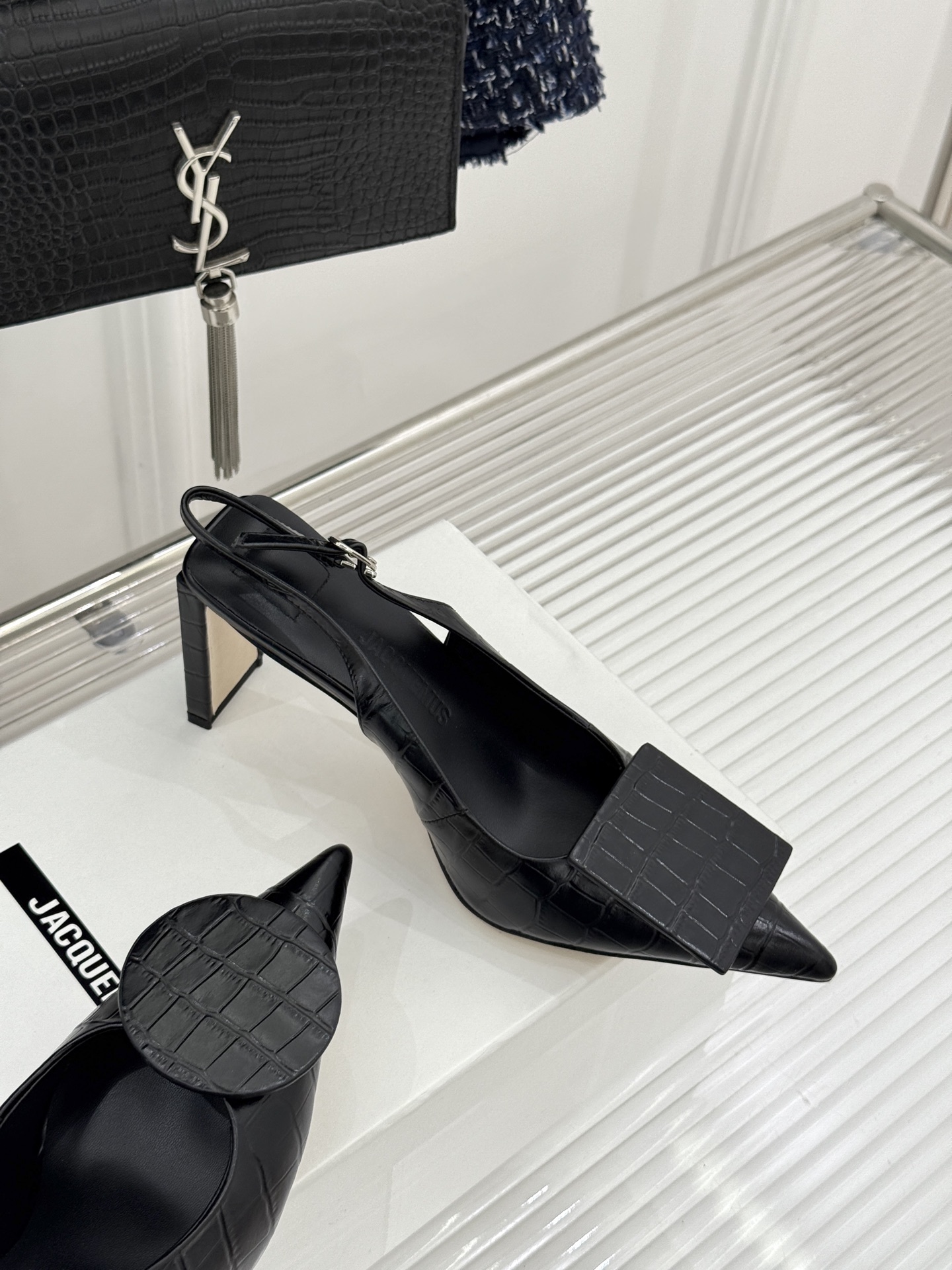 JACQUES经典鸳鸯扣尖头后空粗跟凉鞋以极简不对称鸳鸯扣点亮经典圆扣与方扣碰撞出高级辨识度金属哑光质感