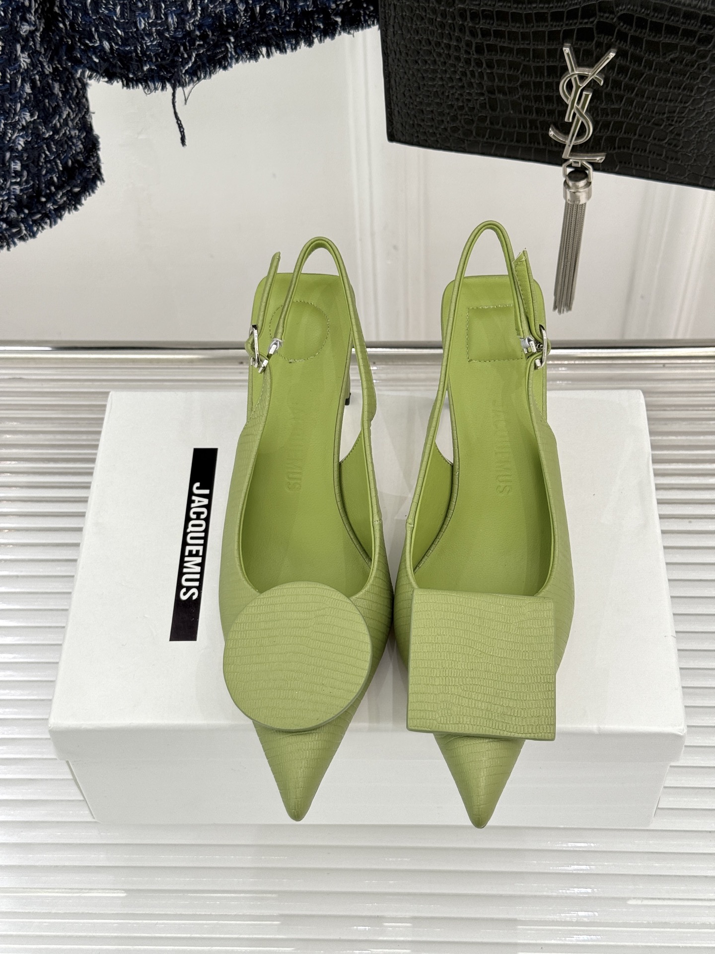 JACQUES经典鸳鸯扣尖头后空粗跟凉鞋以极简不对称鸳鸯扣点亮经典圆扣与方扣碰撞出高级辨识度金属哑光质感