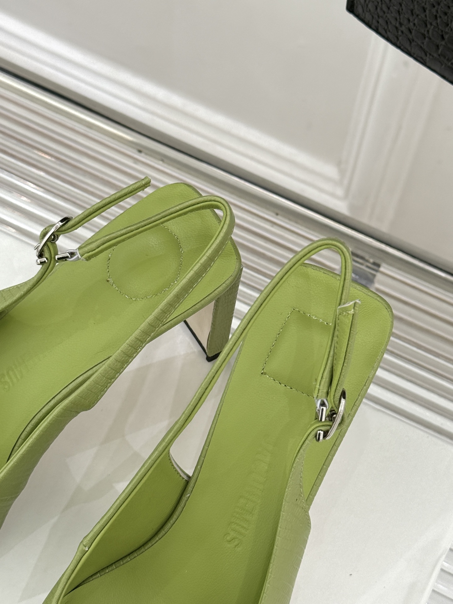 JACQUES经典鸳鸯扣尖头后空粗跟凉鞋以极简不对称鸳鸯扣点亮经典圆扣与方扣碰撞出高级辨识度金属哑光质感