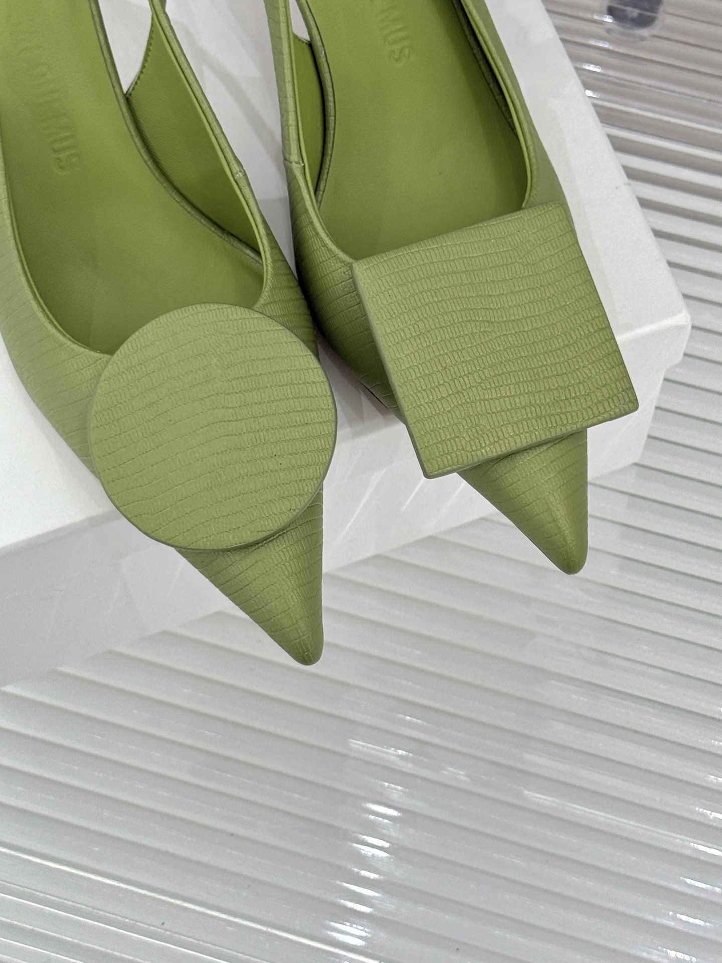 JACQUES经典鸳鸯扣尖头后空粗跟凉鞋以极简不对称鸳鸯扣点亮经典圆扣与方扣碰撞出高级辨识度金属哑光质感